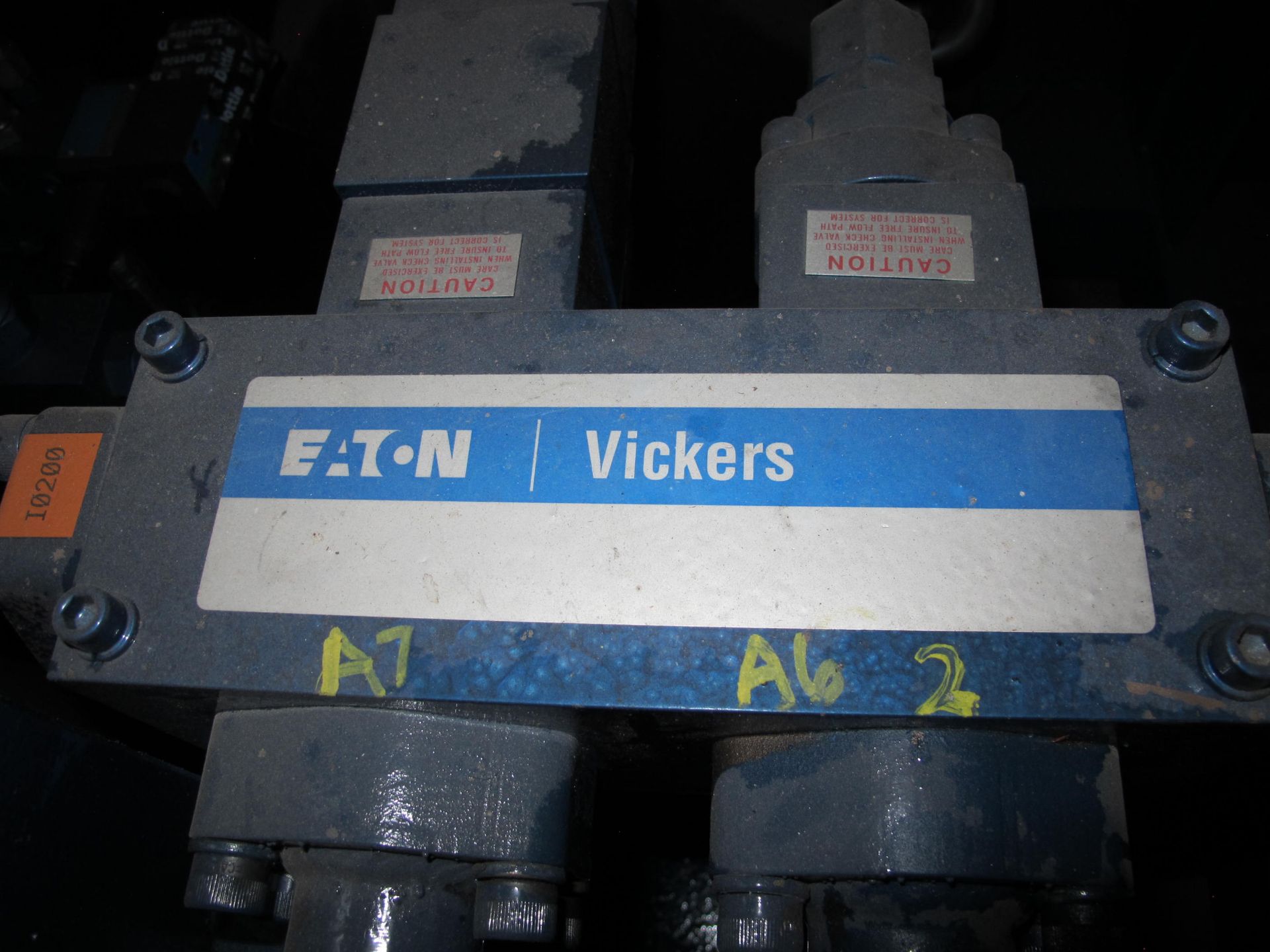 EATON VICKERS HYDRAULIC PUMP MOTOR WITH FILTERS, LOADING & HANDLING FEE: $200 - Image 3 of 5