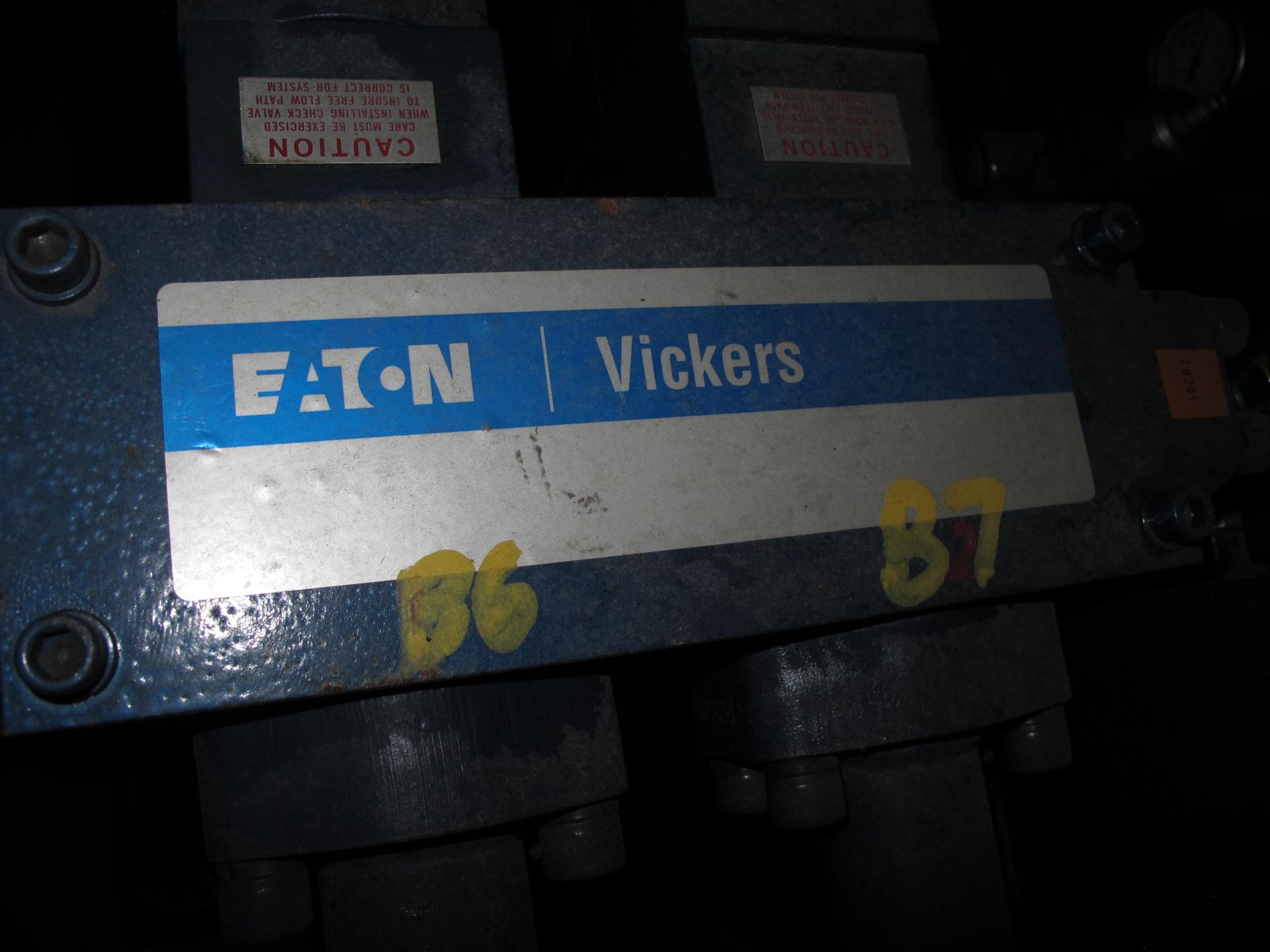 EATON VICKERS HYDRAULIC PUMP MOTOR WITH FILTERS, LOADING & HANDLING FEE: $200 - Image 3 of 5