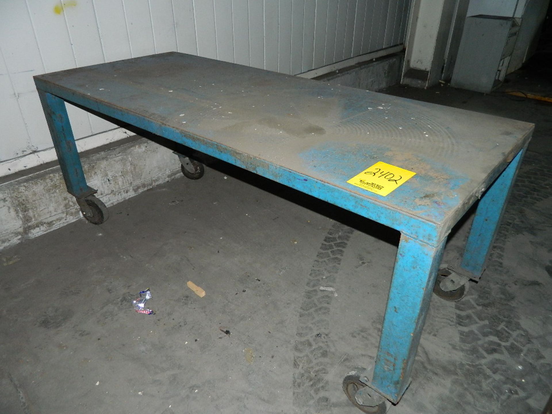 STEEL TABLE ON WHEELS