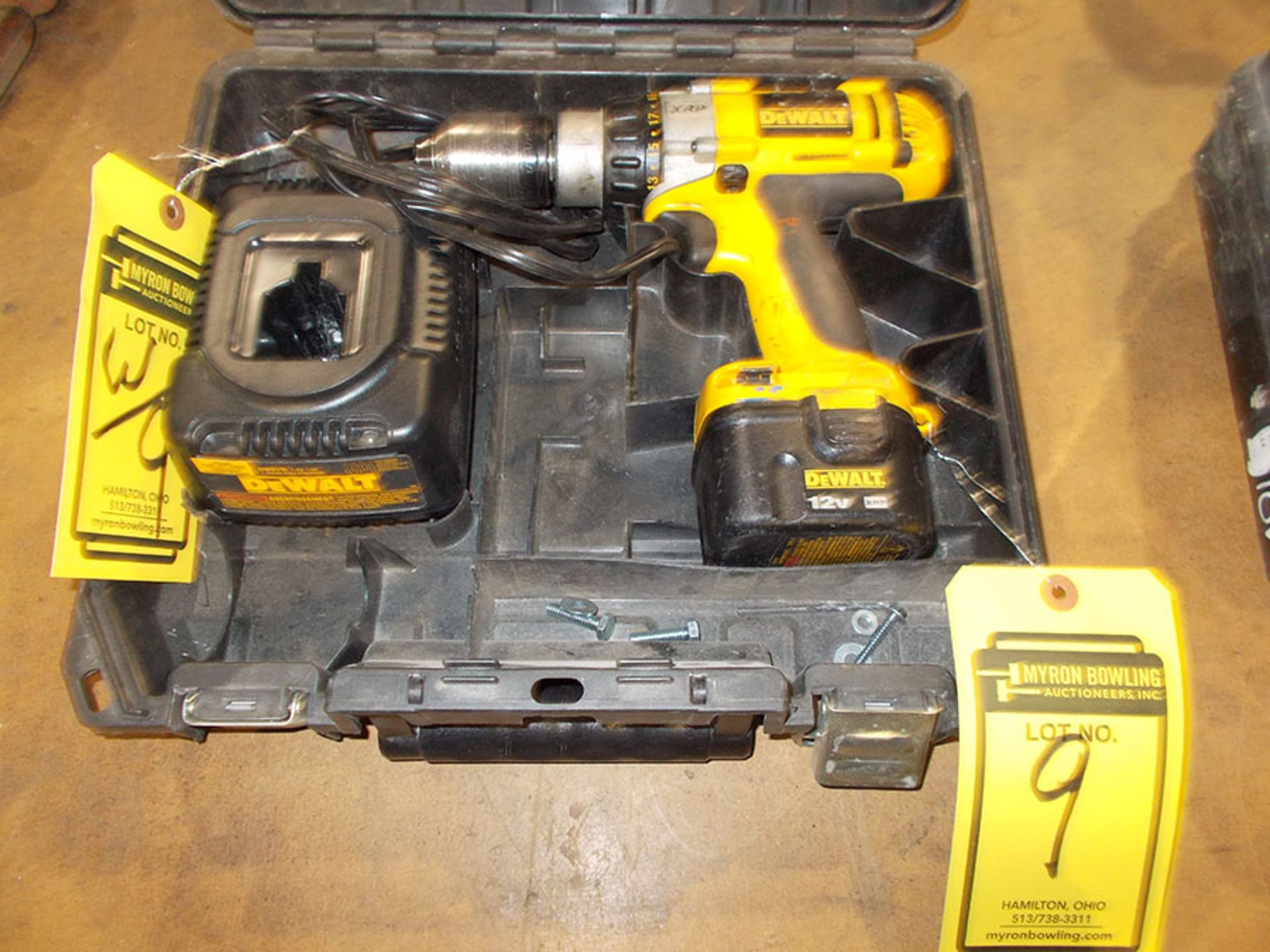DEWALT 12 VOLT BATTERY DRILL WITH SPEED CHUCK & CHARGER