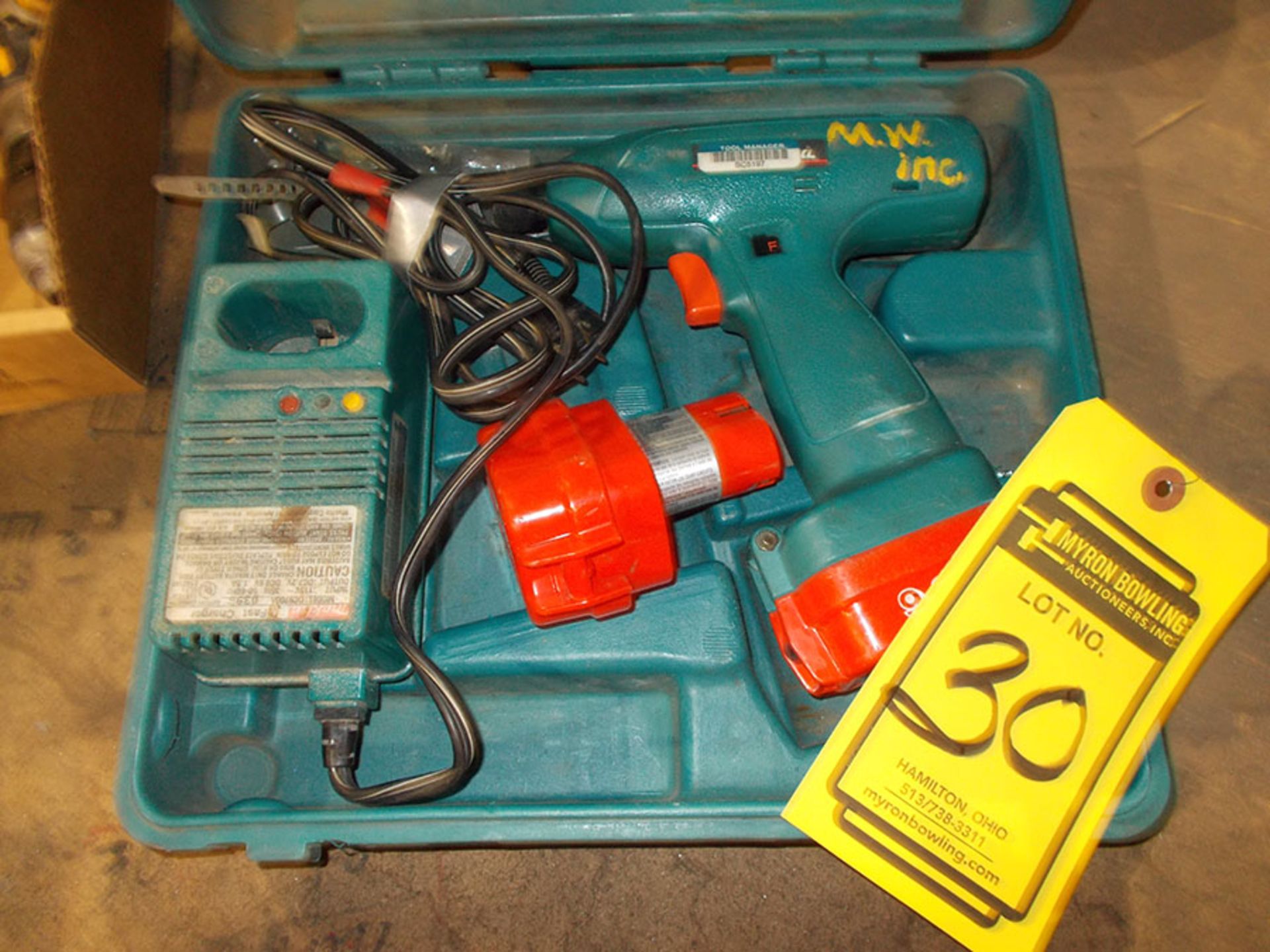MAKITA 9.6 VOLT BATTERY DRILL WITH QUICK CHUCK & CHARGER