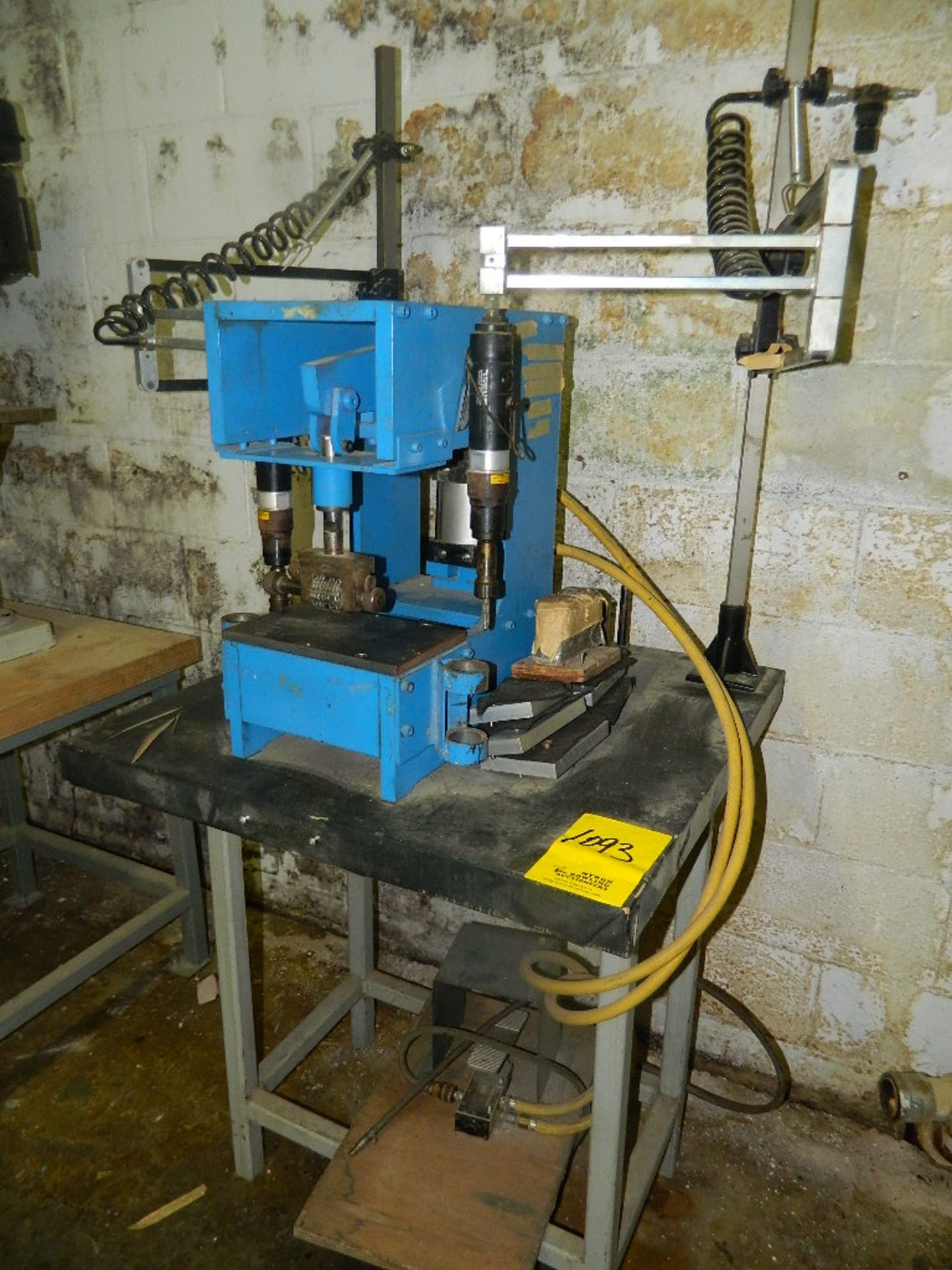 PNEUMATIC STAMPING PRESS WITH 2 JACK KNEE TAPPING SPINDLES