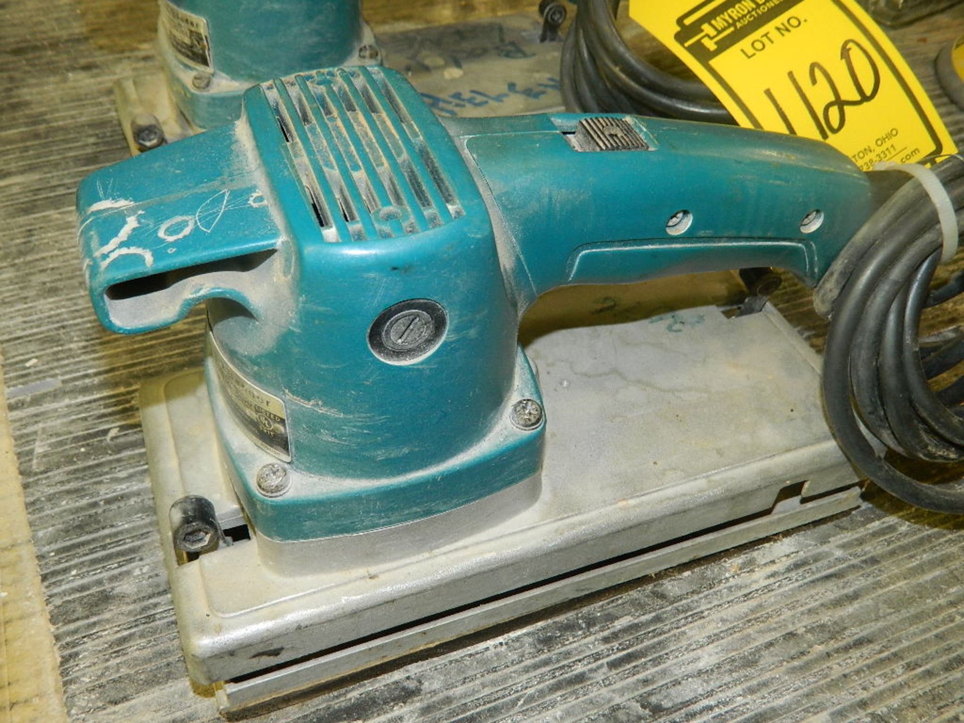 MAKITA FINISHING SANDER, MODEL 9045B