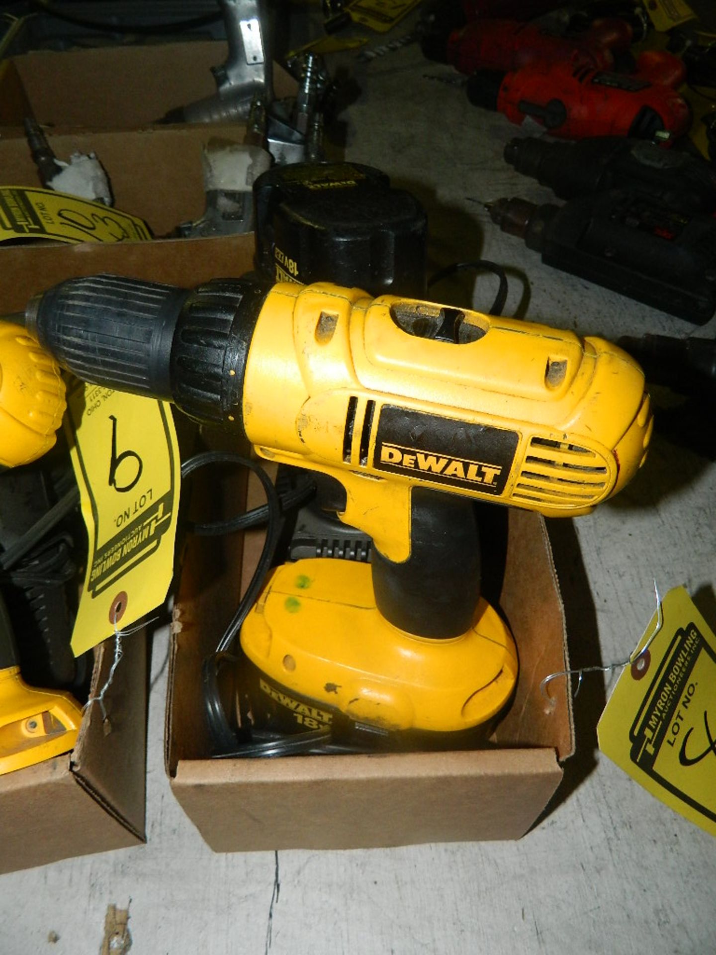 DEWALT BATTERY OPERATED 1/2'' HAND DRILL WITH CHARGER