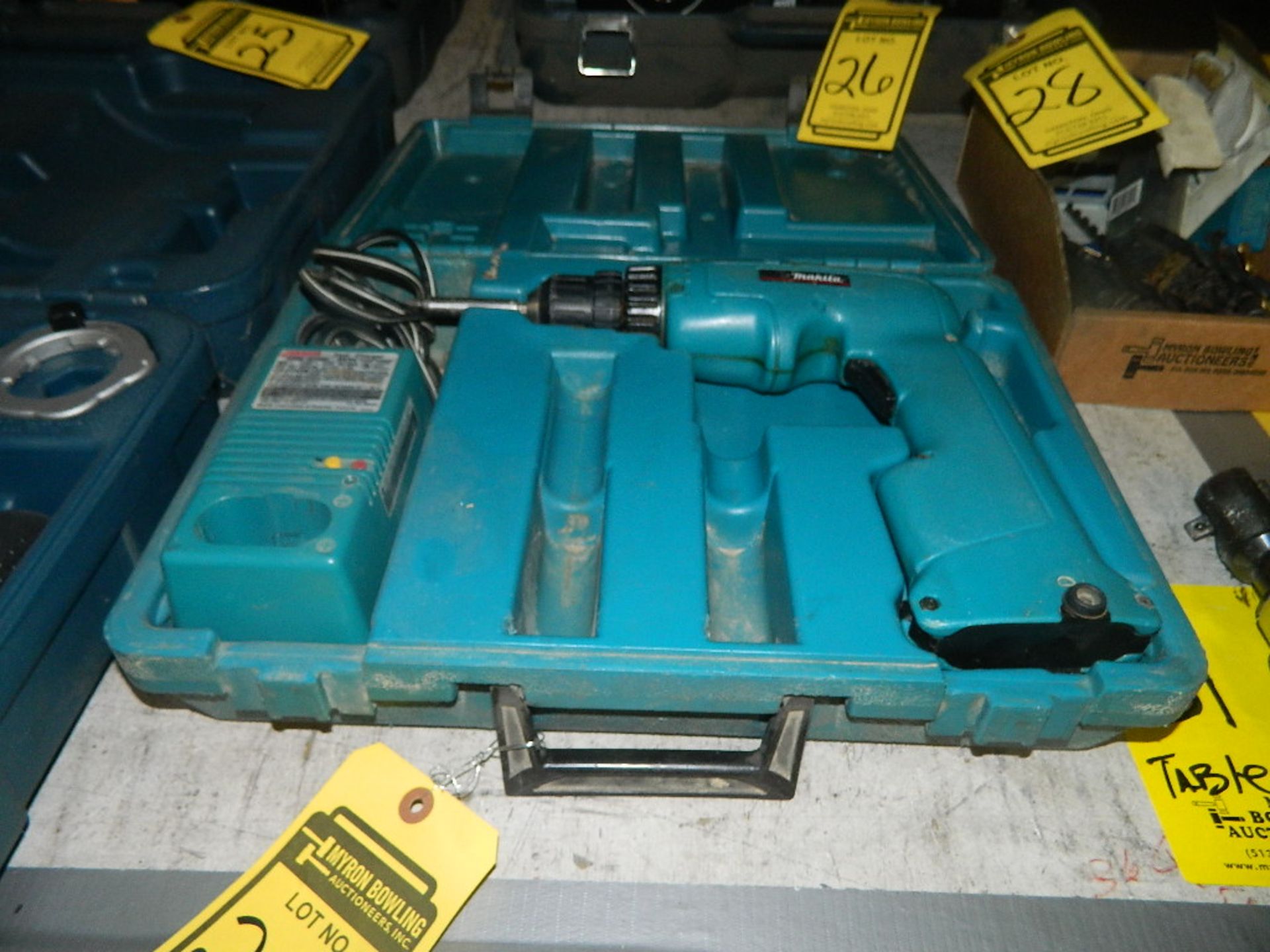 MAKITA BATTERY OPERATED DRILL WITH CHARGER