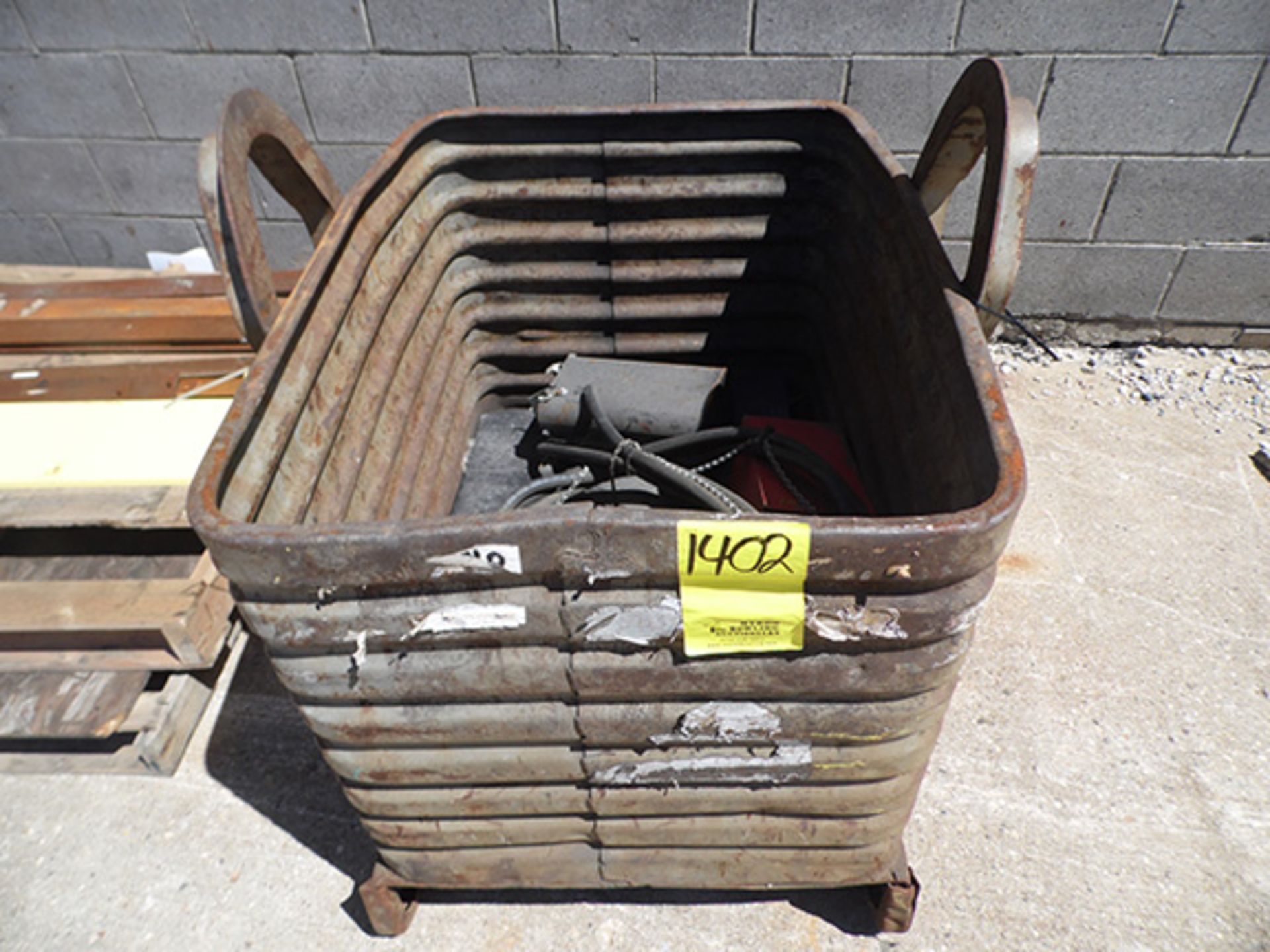 ROW OF CAT STORAGE BASKETS - Image 11 of 12