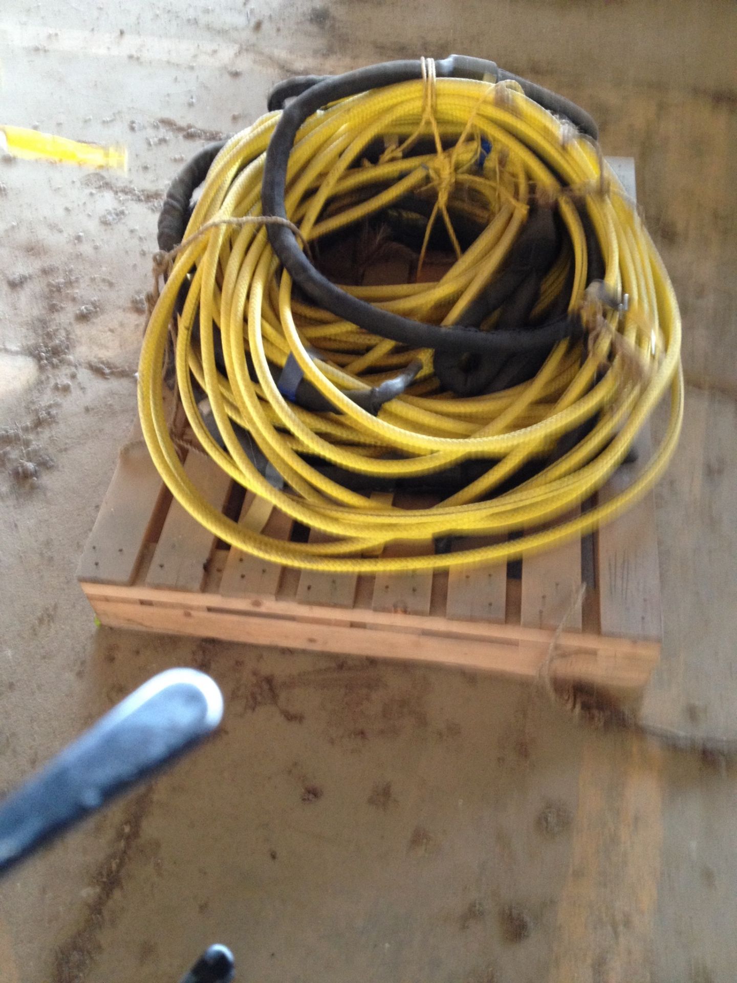 SKID OF HIGH STRENGTH ROPE