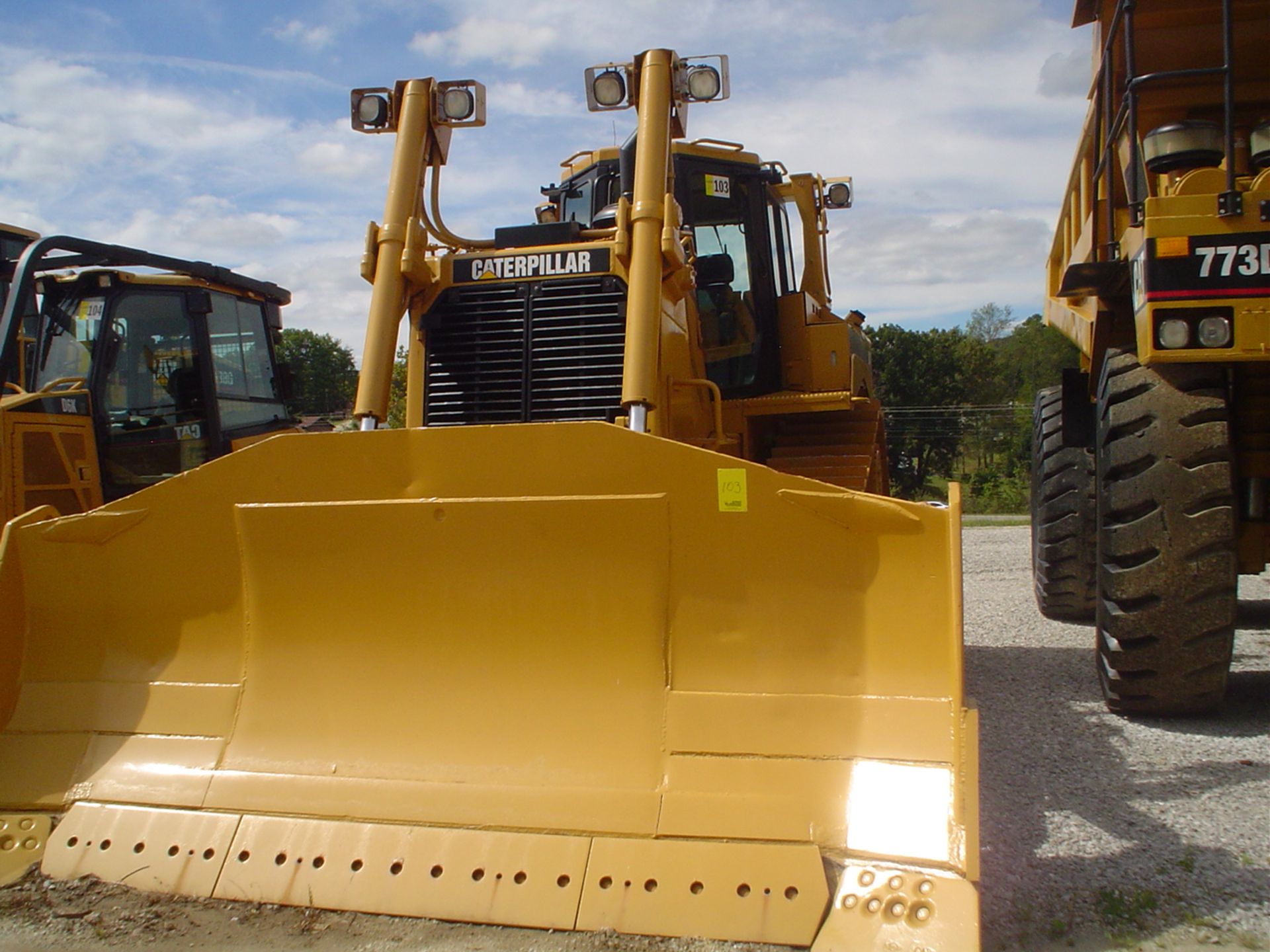 2009 CATERPILLAR D8T CRAWLER TRACTOR, ENCLOSED CAB, 24'' WIDE PADS, 12-1/2' U-SHAPED BLADE, NEW