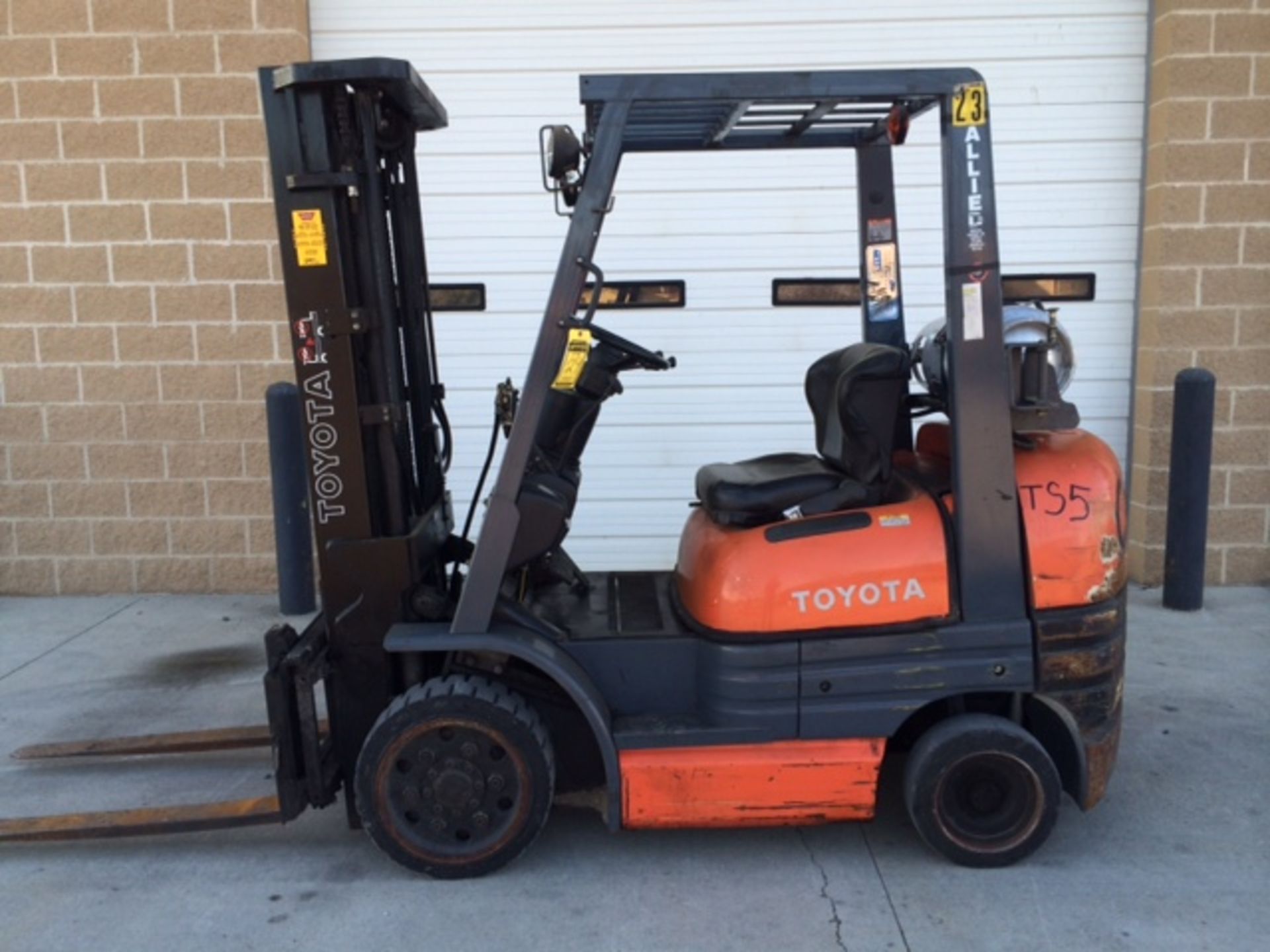 TOYOTA 5,000-lb. Capacity Forklift, Model 6FGU25, LPG, Lever Shift, Solid Tires, 3-Stage Mast, 181''