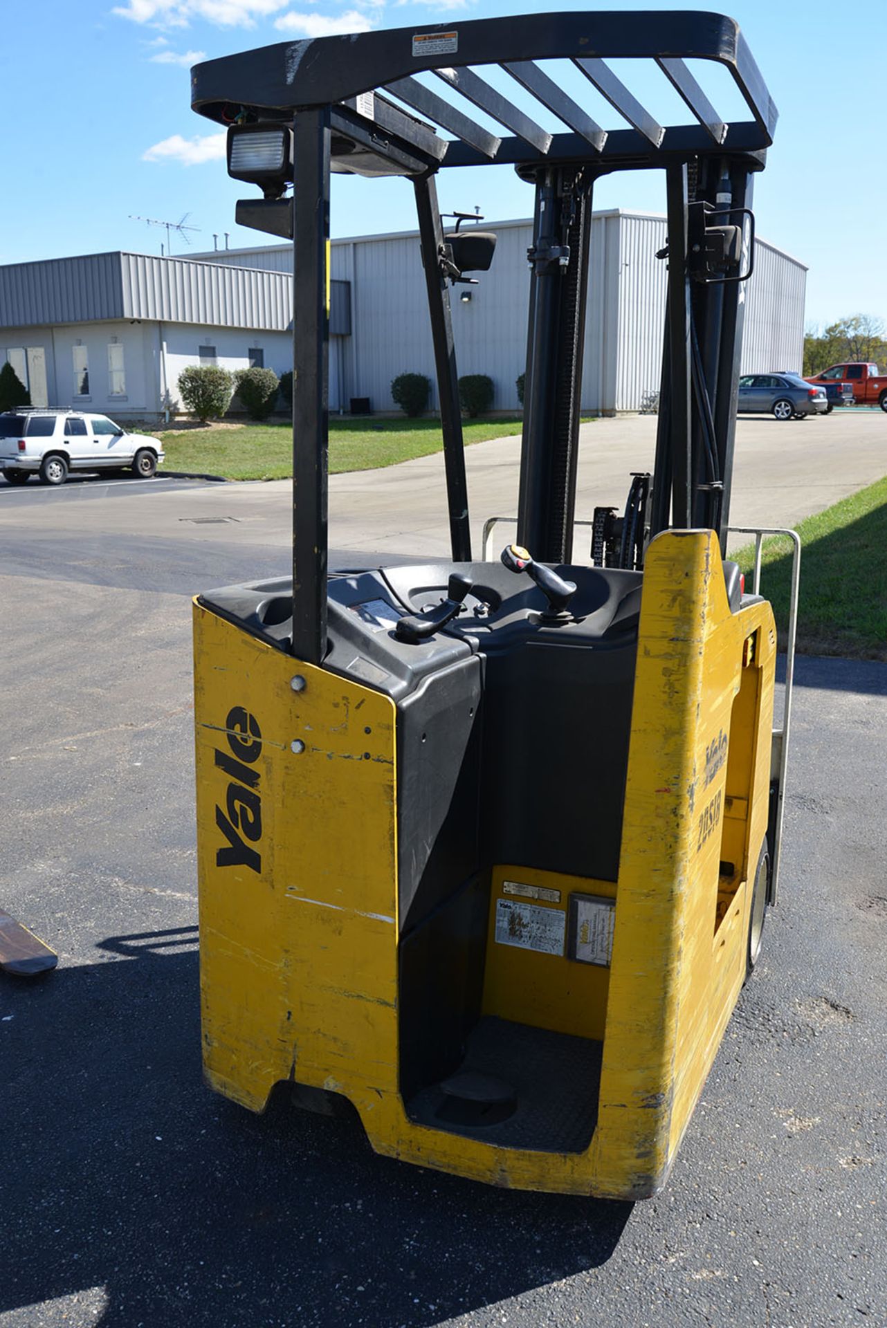 2008 YALE 3,000-lb. Capacity Standup Forklift, Model ESC030, 36V Electric, 3-Stage Mast, NO BATTERY - Image 4 of 5