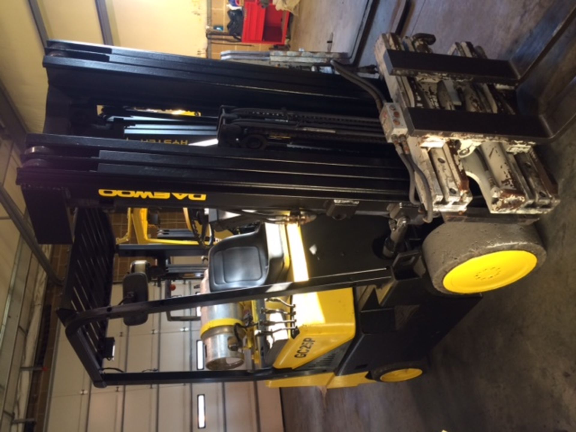 DAEWOO 5,000-lb. Capacity Forklift, Model GC-25P, S/N 00231, Lever Shift Transmission, LPG, Solid - Image 4 of 6