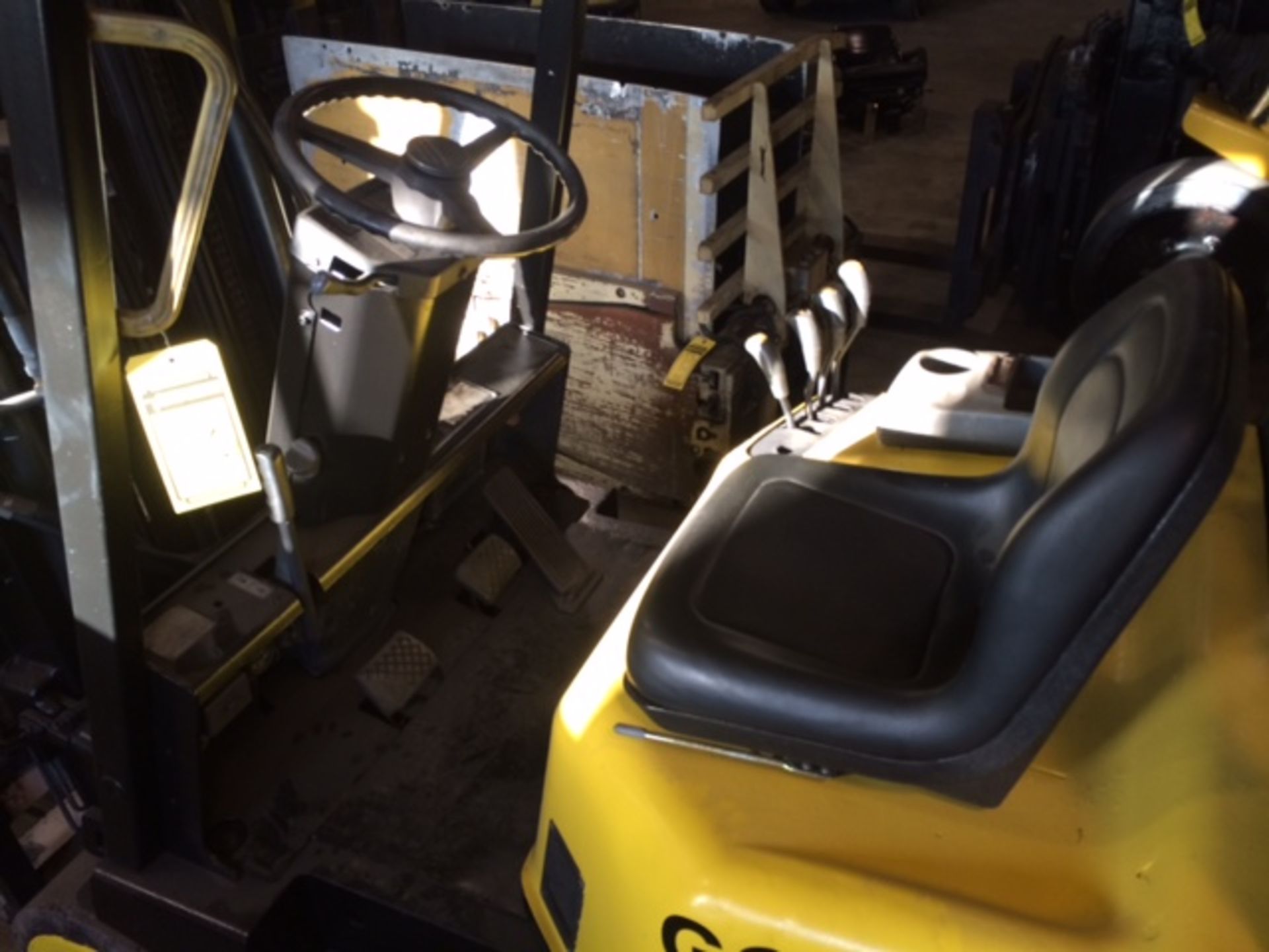 DAEWOO 5,000-lb. Capacity Forklift, Model GC-25P, S/N 00231, Lever Shift Transmission, LPG, Solid - Image 5 of 6