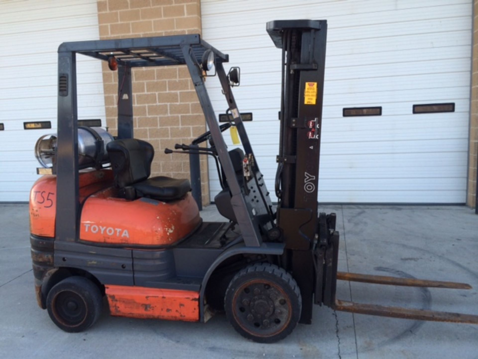 TOYOTA 5,000-lb. Capacity Forklift, Model 6FGU25, LPG, Lever Shift, Solid Tires, 3-Stage Mast, 181'' - Image 4 of 5