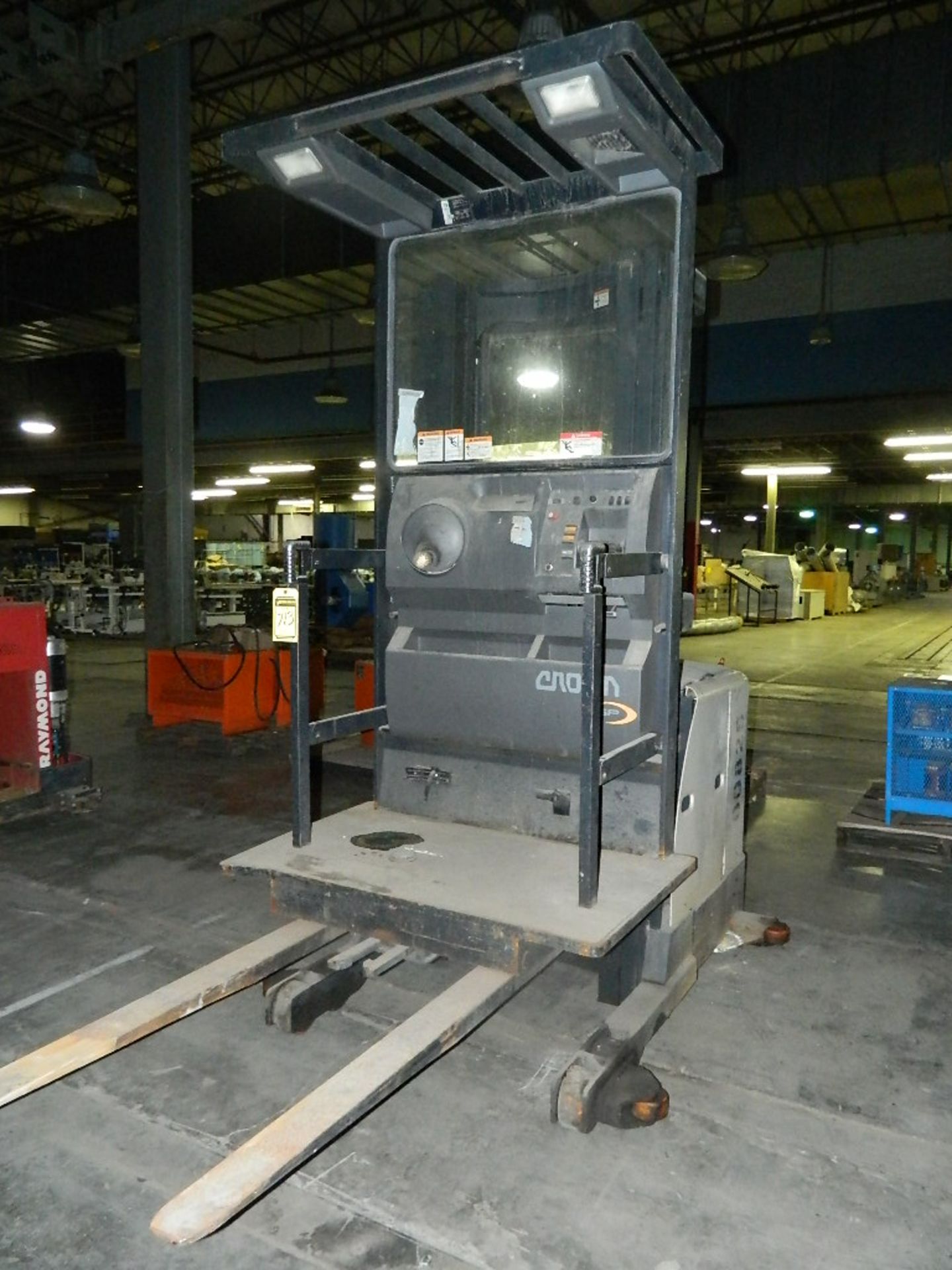 CROWN ELECTRIC ORDER PICKER, MODEL SP3220-30, 1,085 CAPACITY, S/N 1A262886