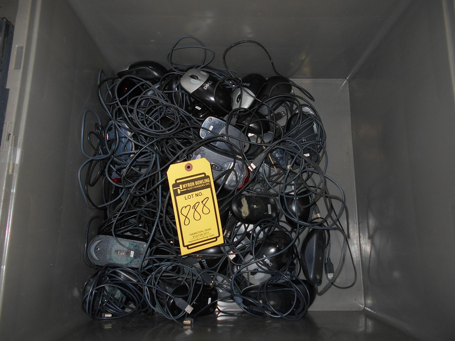 CONTAINER OF COMPUTER MOUSES WITH WIRES