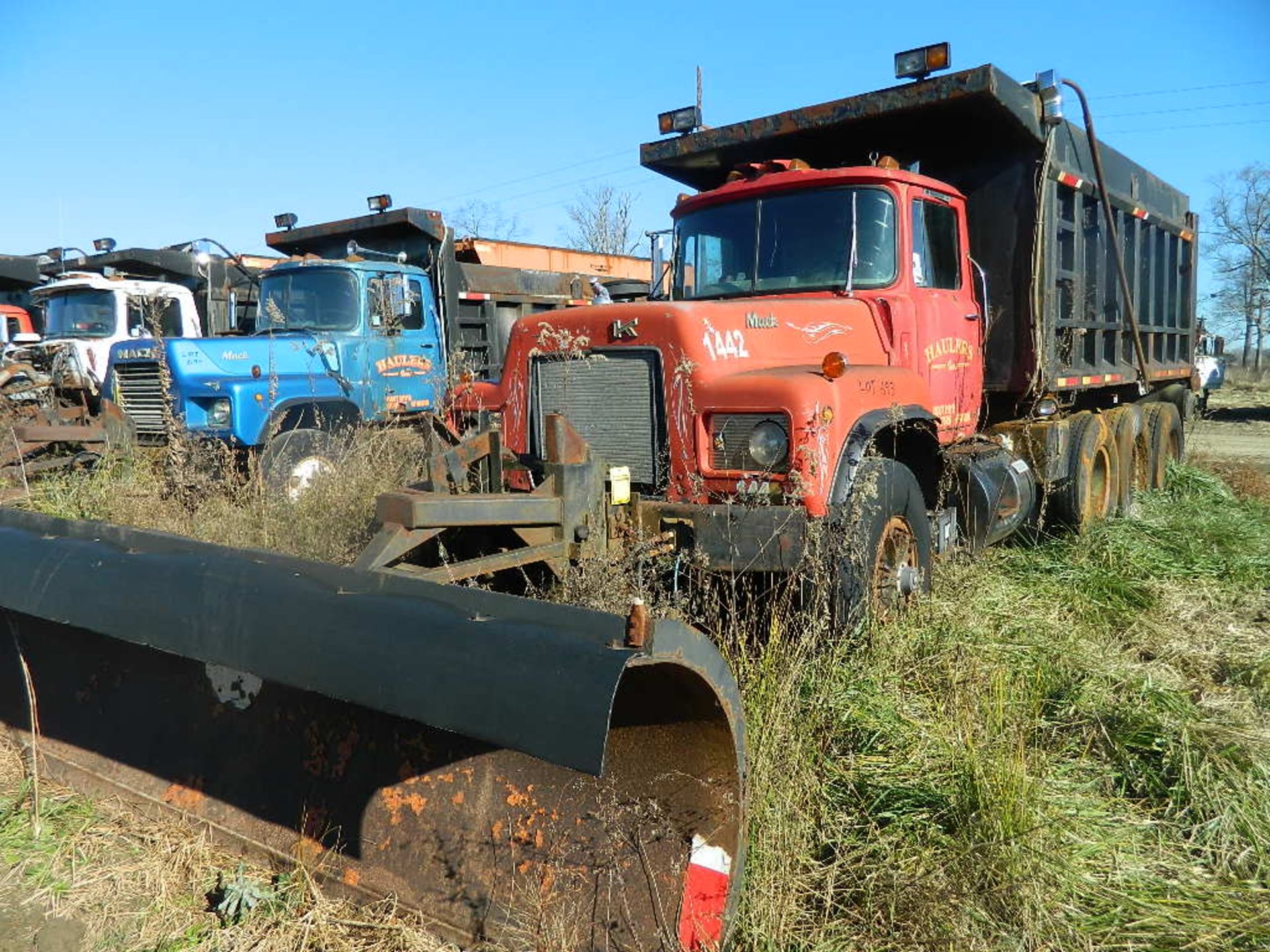 MACK TRI AXLE SALT TRUCK WITH PLOW (PARTS TRUCK)