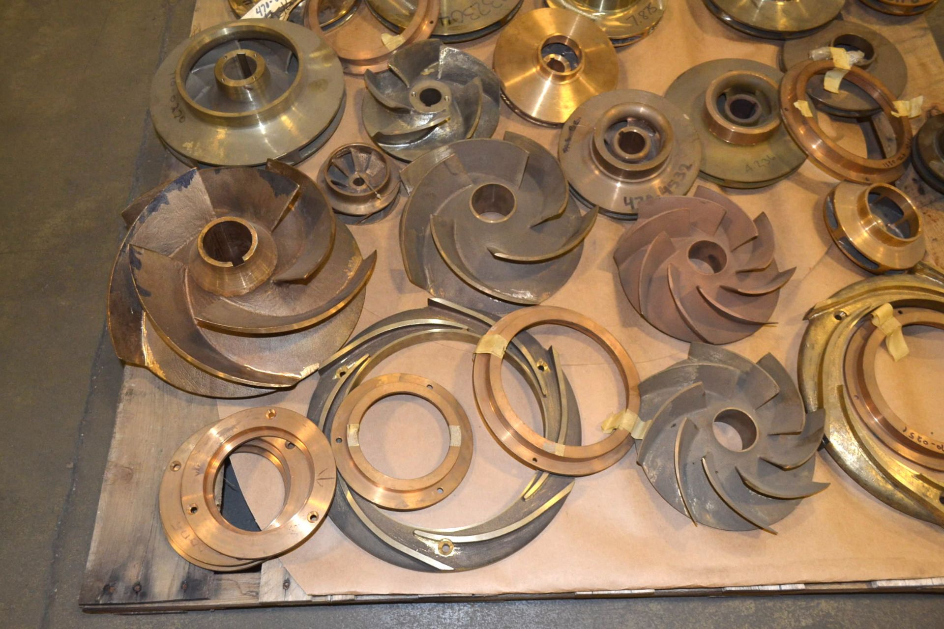 LOT OF ASSSORTED BRASS PUMP IMPELLERS AND PARTS - Image 5 of 6