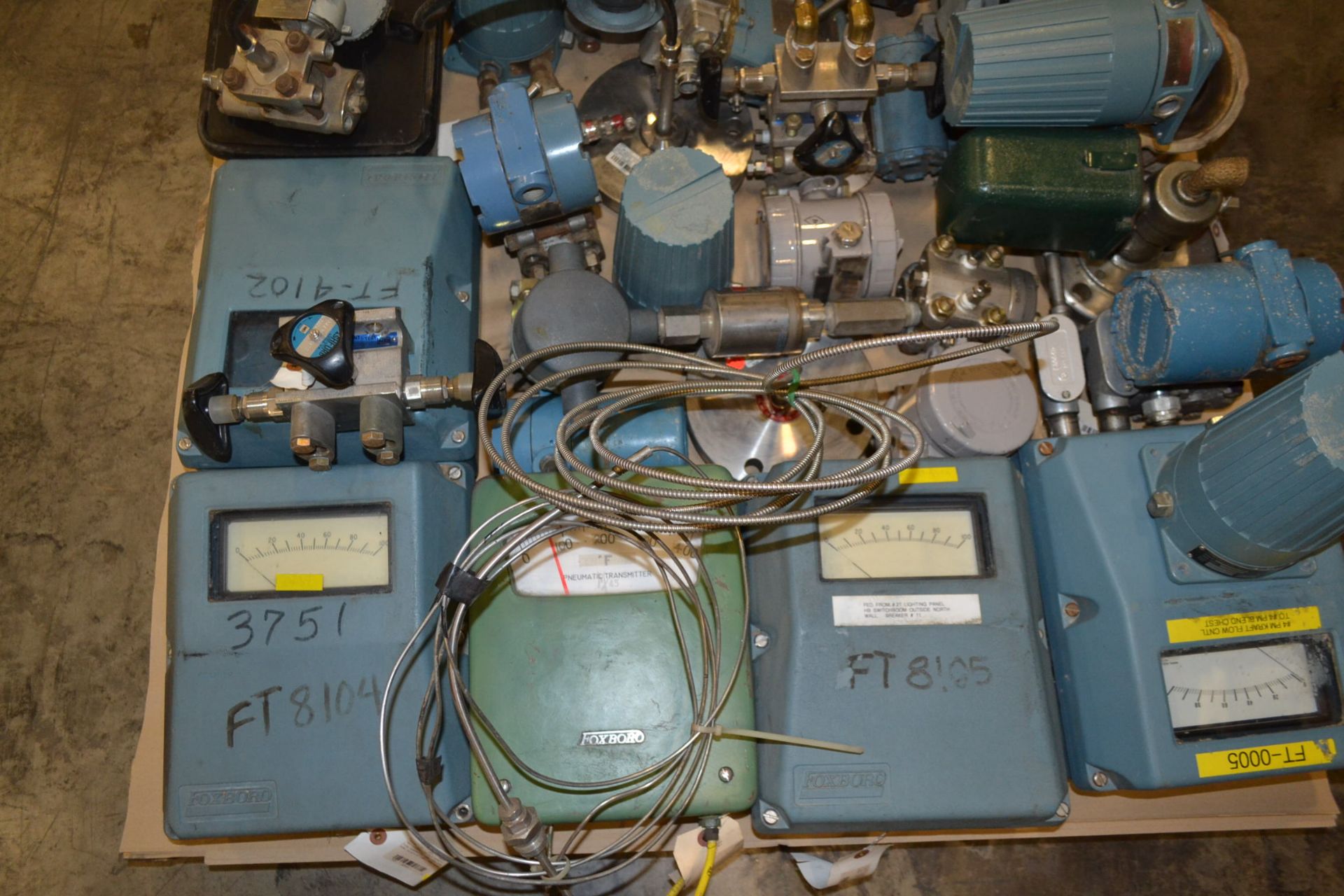 LOT OF ASSORTED INSTRUMENTATION - PRESSURE TRANSMITTERS, FLOW TRANSMITTERS, PNEUMATIC CONTROLLERS - Image 2 of 5