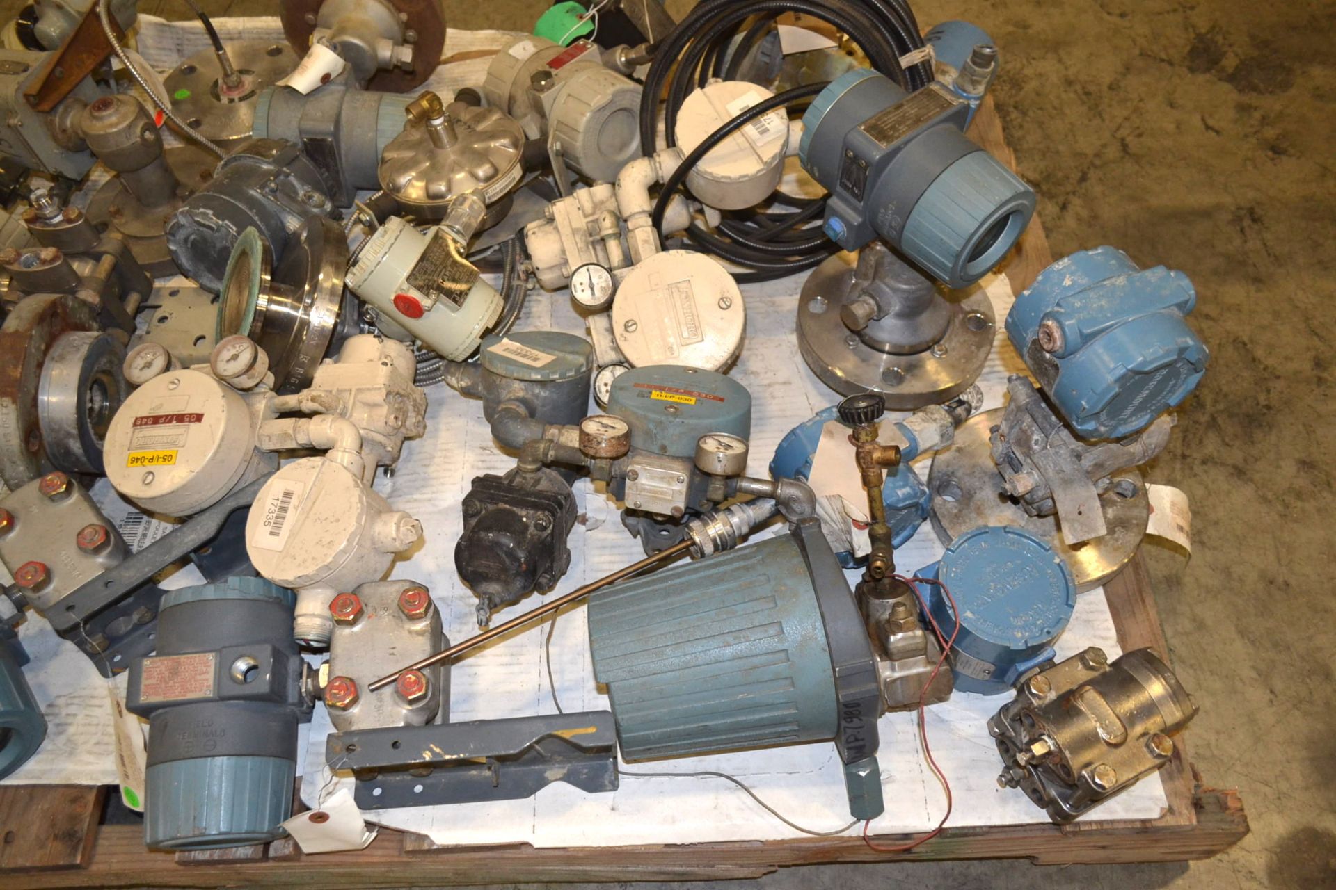 LOT OF ASSORTED INSTRUMENTATION - TRANSMITTERS, PNEUMATIC CONTROLLERS - Image 2 of 5