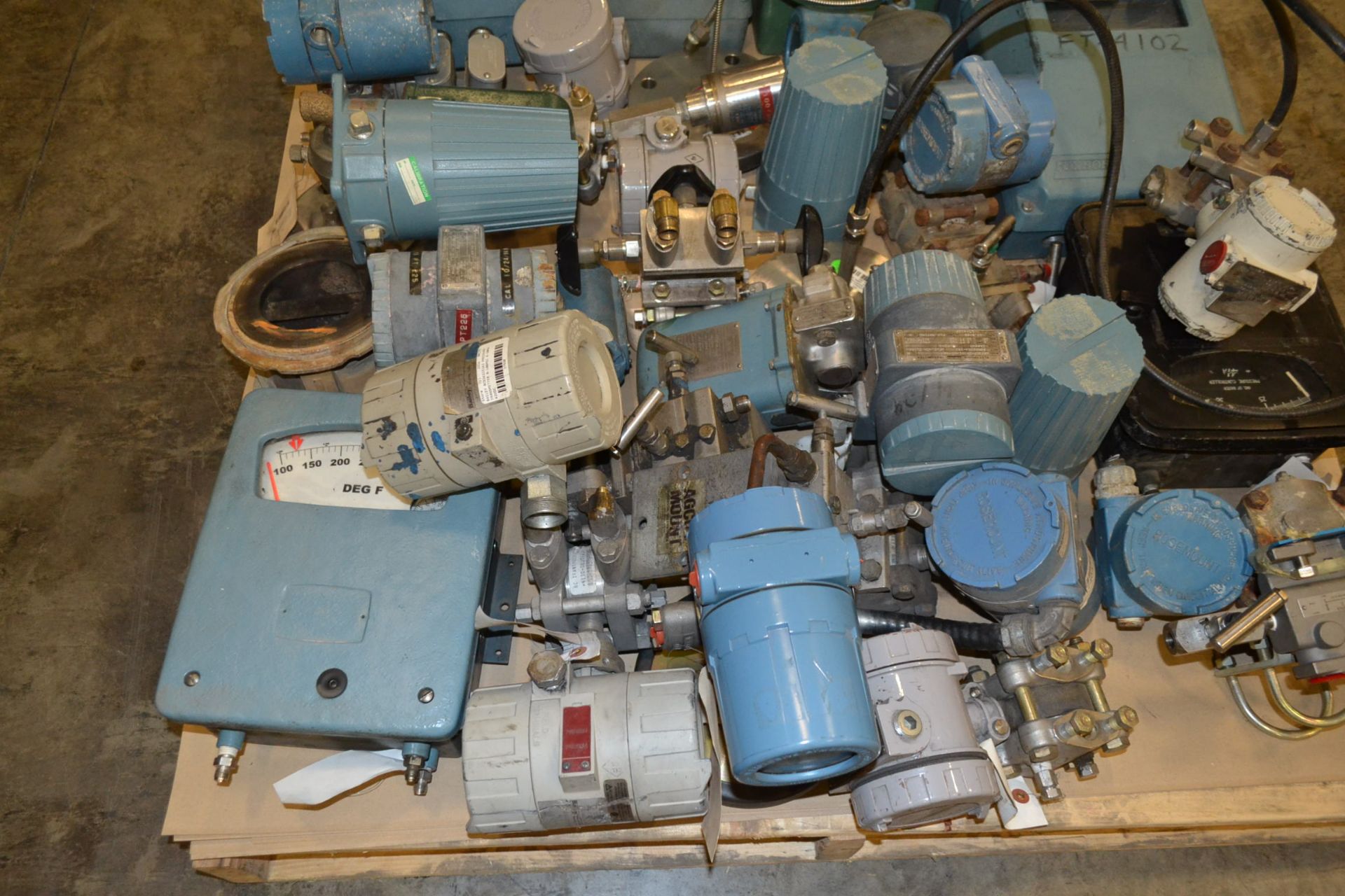 LOT OF ASSORTED INSTRUMENTATION - PRESSURE TRANSMITTERS, FLOW TRANSMITTERS, PNEUMATIC CONTROLLERS - Image 4 of 5