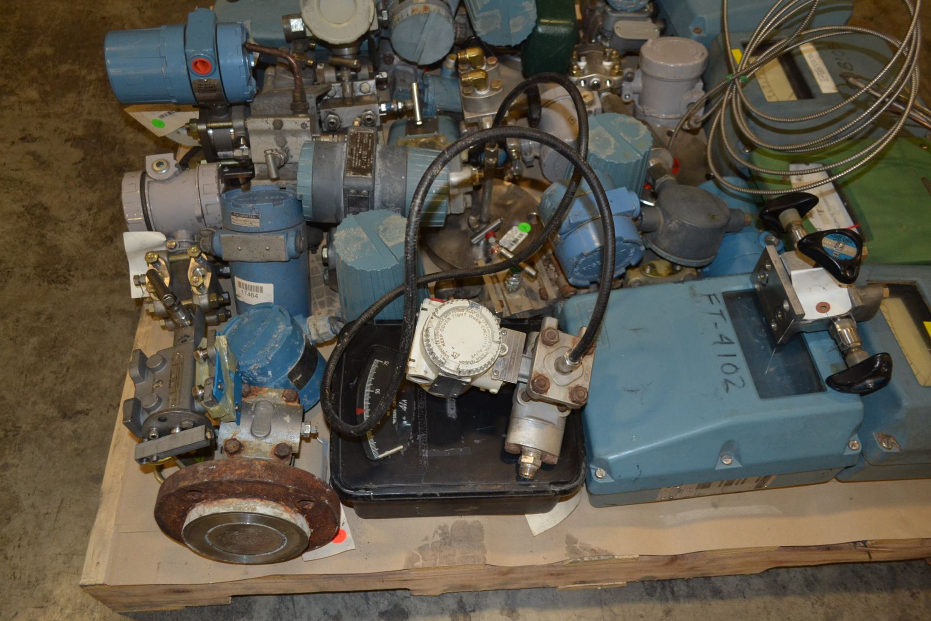 LOT OF ASSORTED INSTRUMENTATION - PRESSURE TRANSMITTERS, FLOW TRANSMITTERS, PNEUMATIC CONTROLLERS - Image 5 of 5