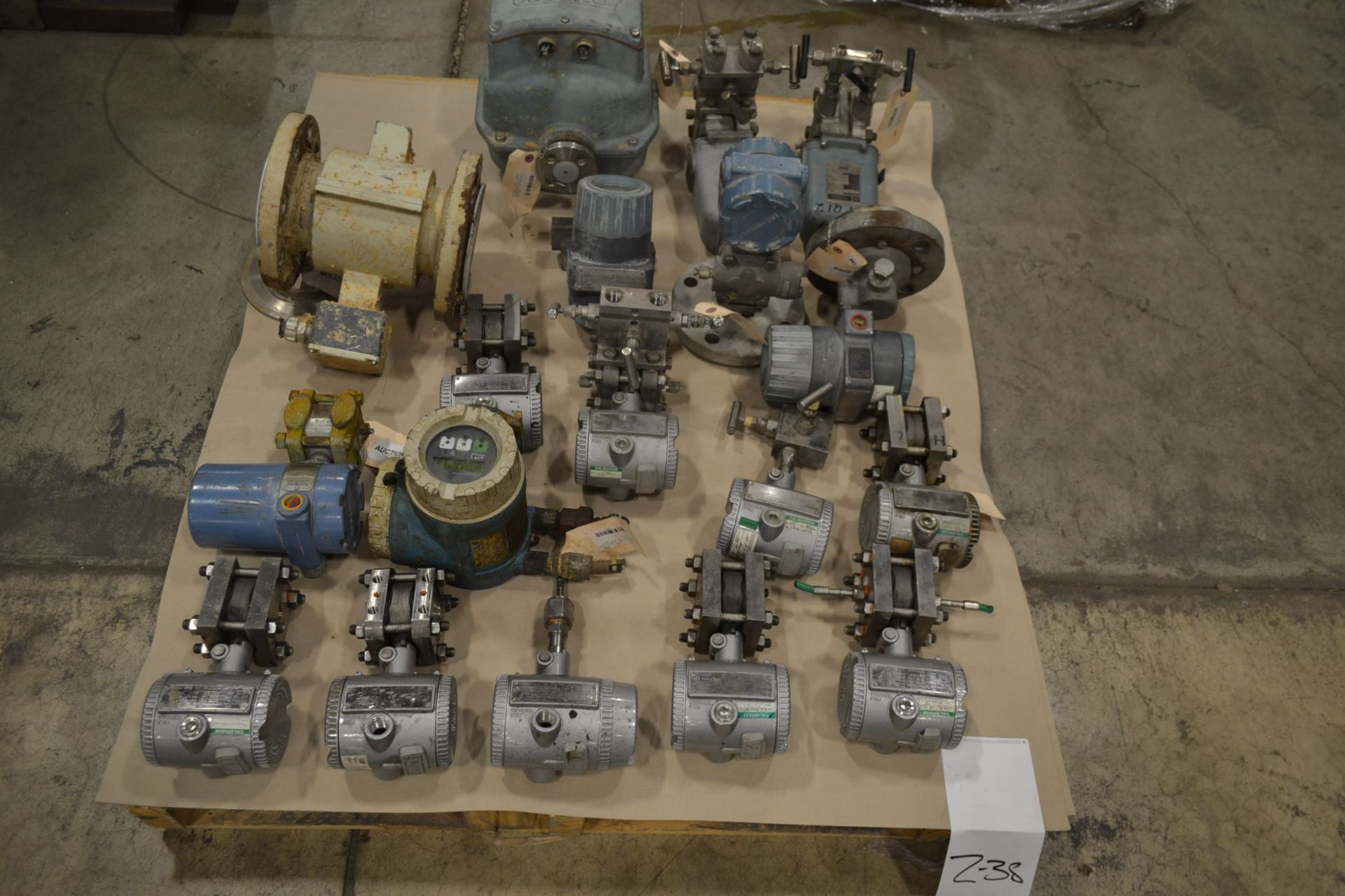 LOT OF ASSORETD INSTRUMENTATION TRANSMITTERS & FLOW TUBES, FOXBORO, ROSEMOUNT, ABB, ENDRESS HAUSER