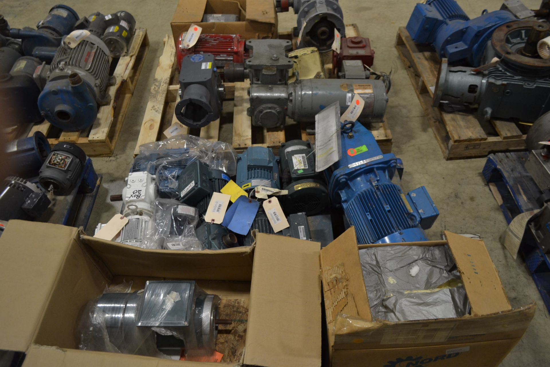 LOT OF SMALL MOTORS, GEAR BOXES, PUMPS - Image 3 of 4