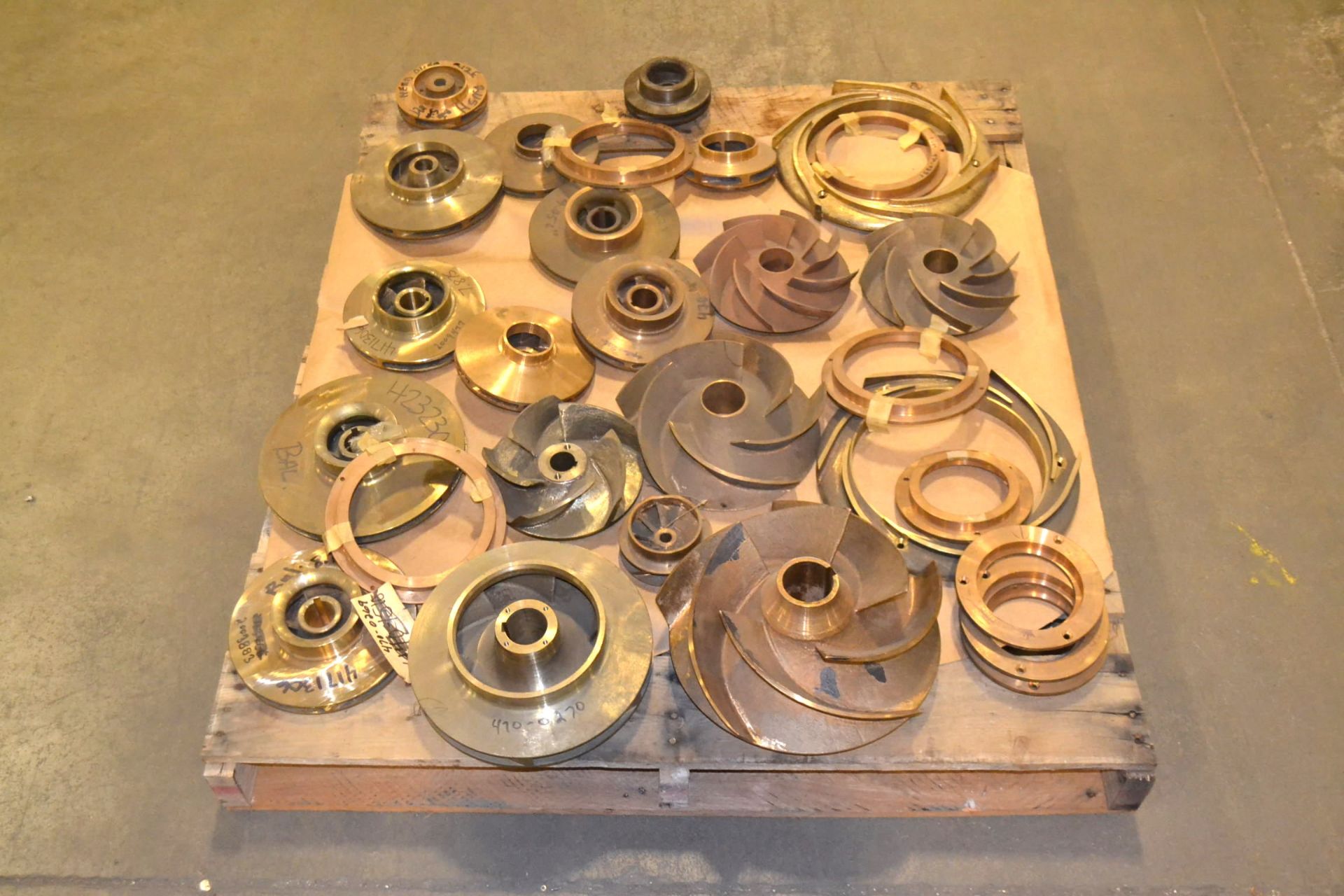 LOT OF ASSSORTED BRASS PUMP IMPELLERS AND PARTS