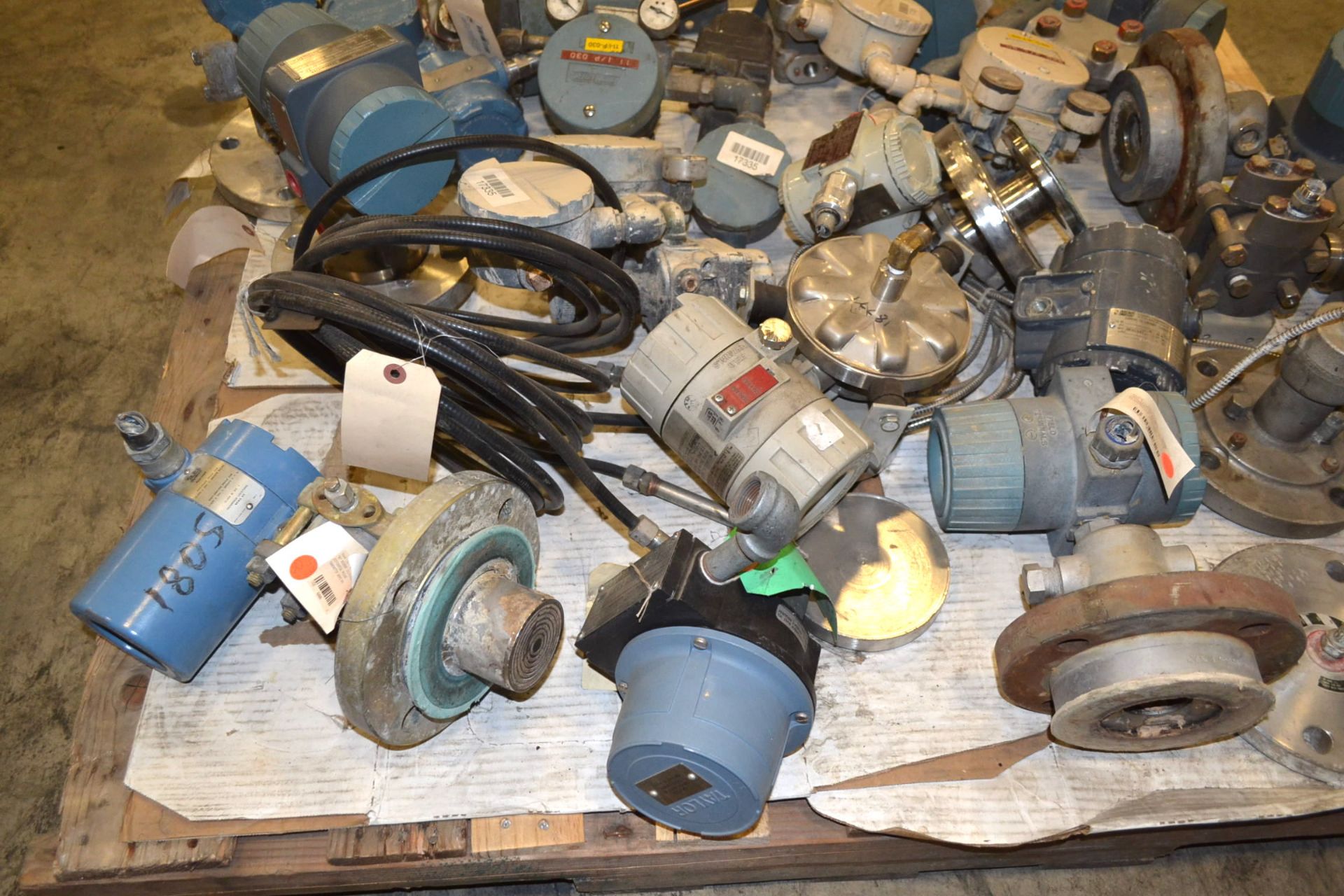 LOT OF ASSORTED INSTRUMENTATION - TRANSMITTERS, PNEUMATIC CONTROLLERS - Image 4 of 5