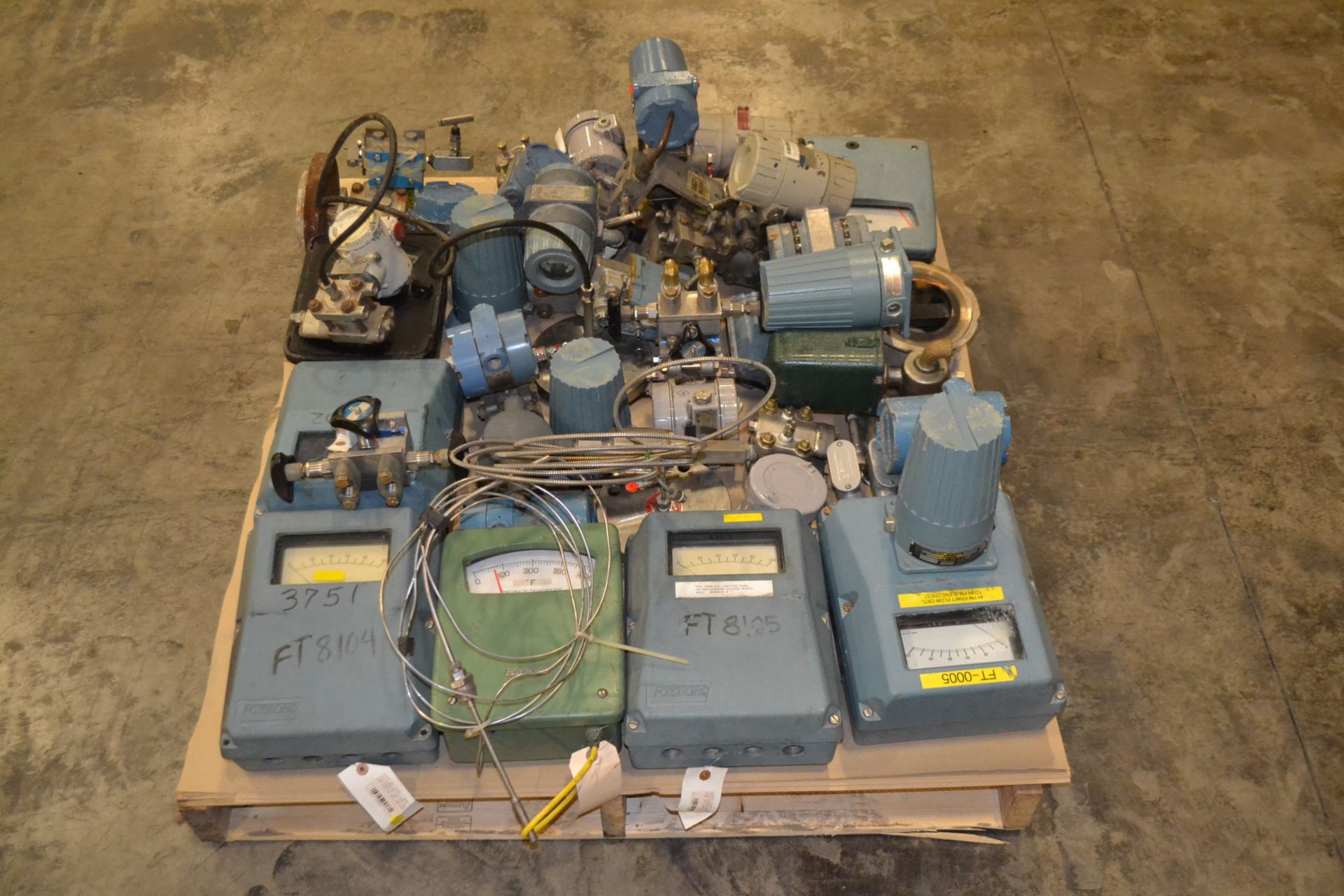 LOT OF ASSORTED INSTRUMENTATION - PRESSURE TRANSMITTERS, FLOW TRANSMITTERS, PNEUMATIC CONTROLLERS
