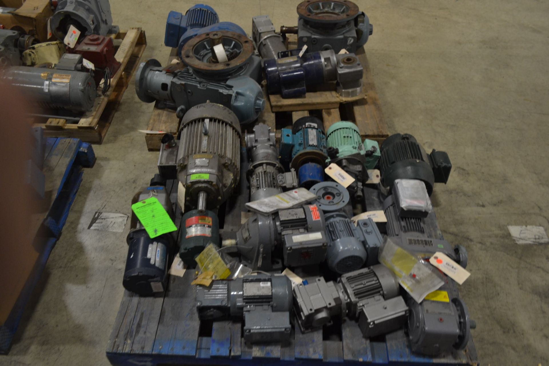 LOT OF SMALL MOTORS, GEAR BOXES, PUMPS - Image 4 of 4