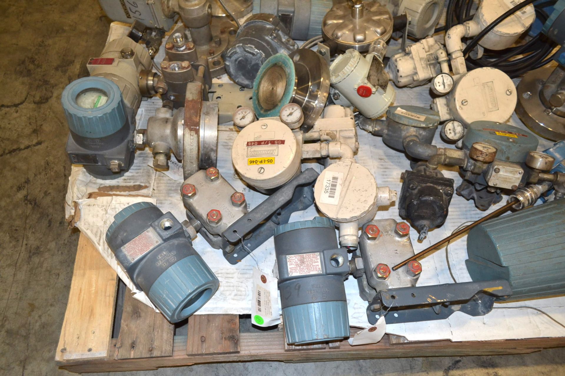 LOT OF ASSORTED INSTRUMENTATION - TRANSMITTERS, PNEUMATIC CONTROLLERS - Image 3 of 5