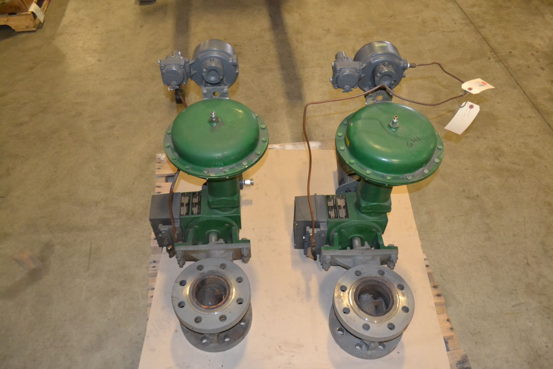 LOT OF 2 FISHER V500 4" VEE BALL CONTROL VALVES W/ ACTUATORS & POSITIONERS