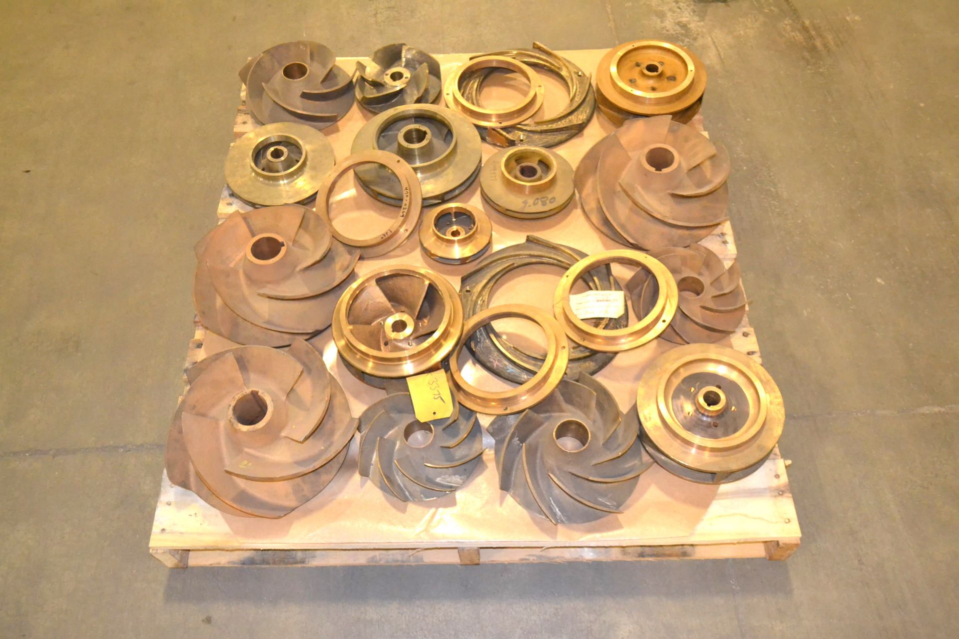 LOT OF ASSSORTED BRASS PUMP IMPELLERS AND PARTS