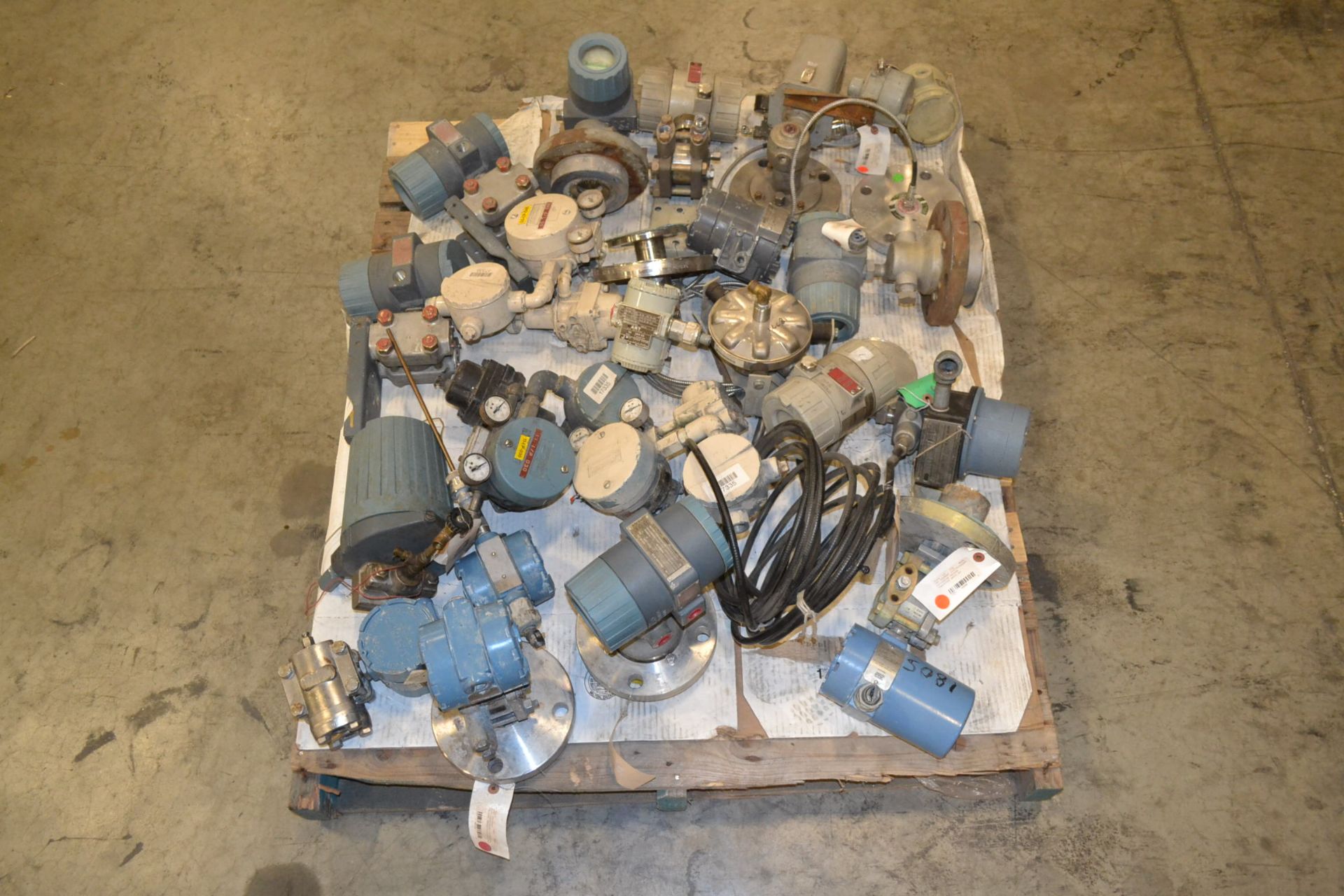 LOT OF ASSORTED INSTRUMENTATION - TRANSMITTERS, PNEUMATIC CONTROLLERS