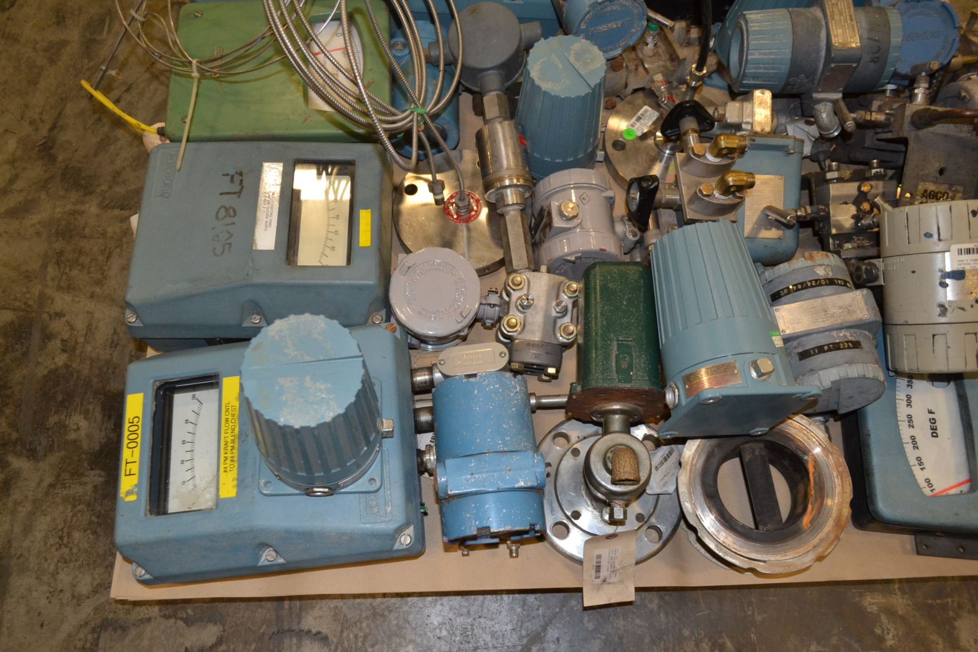 LOT OF ASSORTED INSTRUMENTATION - PRESSURE TRANSMITTERS, FLOW TRANSMITTERS, PNEUMATIC CONTROLLERS - Image 3 of 5