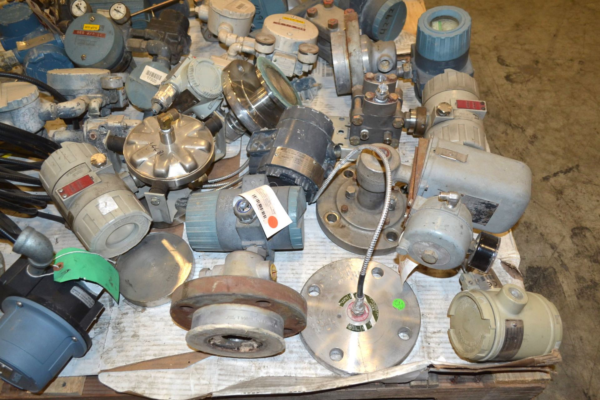 LOT OF ASSORTED INSTRUMENTATION - TRANSMITTERS, PNEUMATIC CONTROLLERS - Image 5 of 5