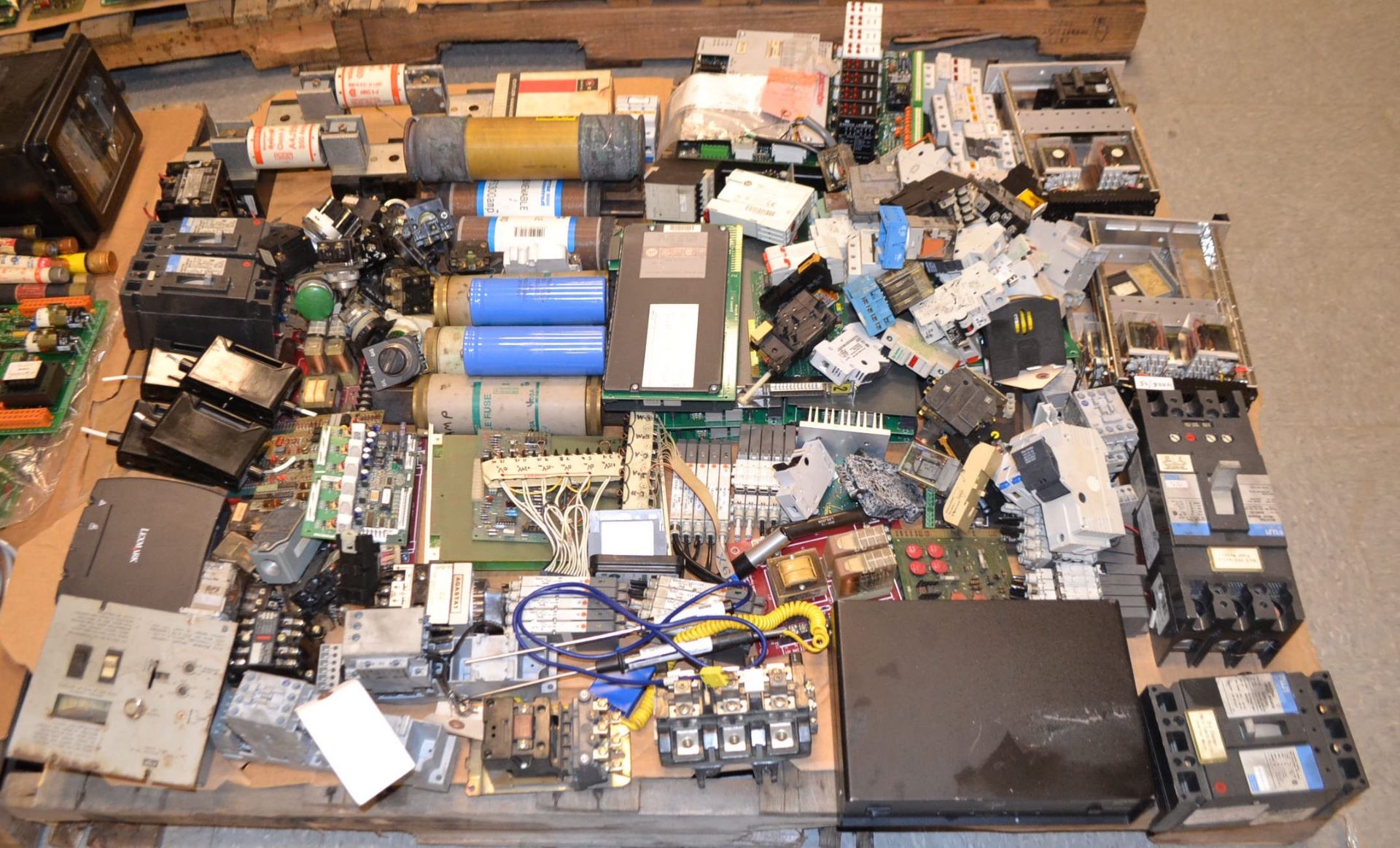 LOT OF ELECTRONICS AND CONTROL FROM ELECTRICAL SPARES SHOP - Image 2 of 4