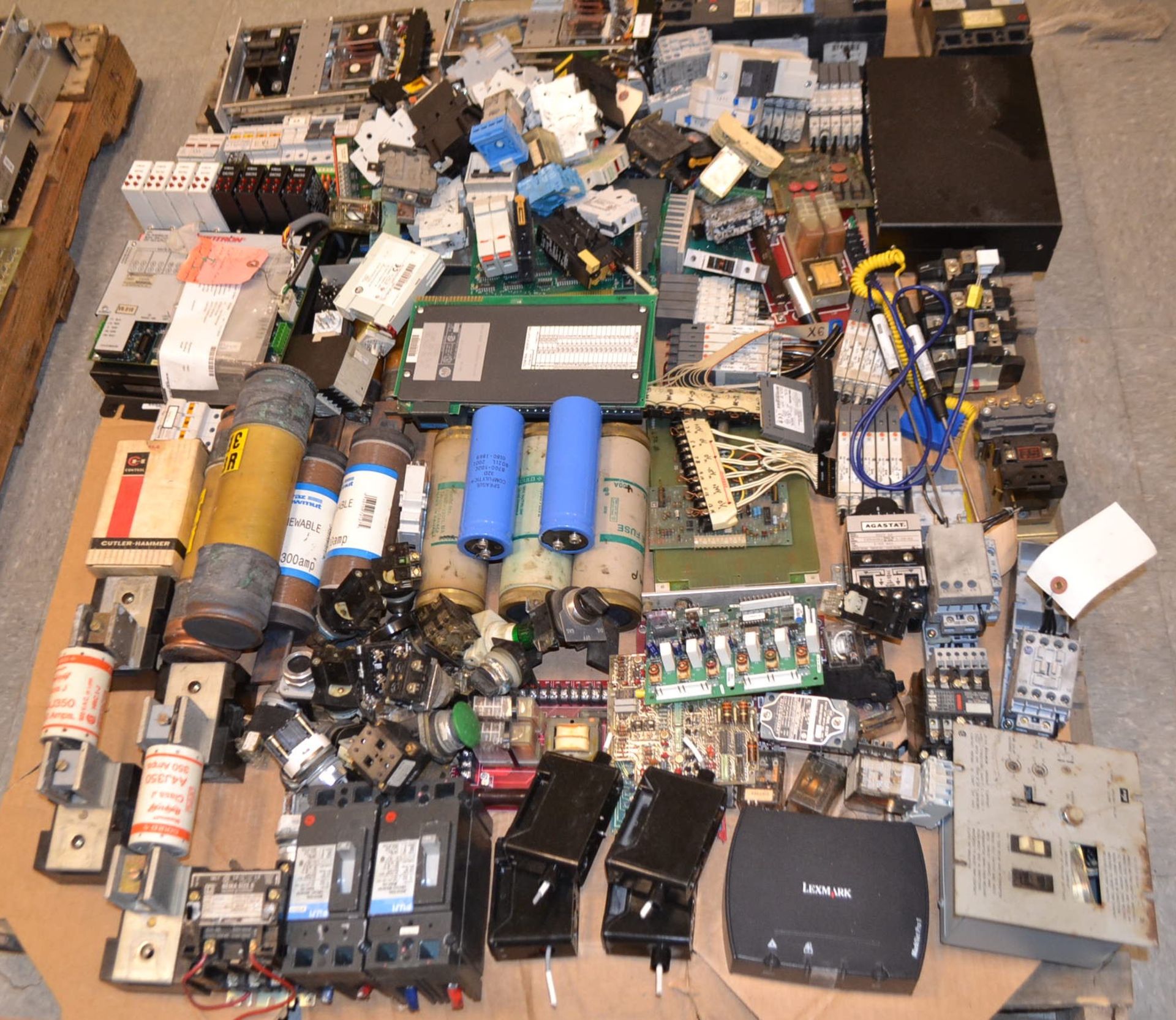 LOT OF ELECTRONICS AND CONTROL FROM ELECTRICAL SPARES SHOP - Image 3 of 4