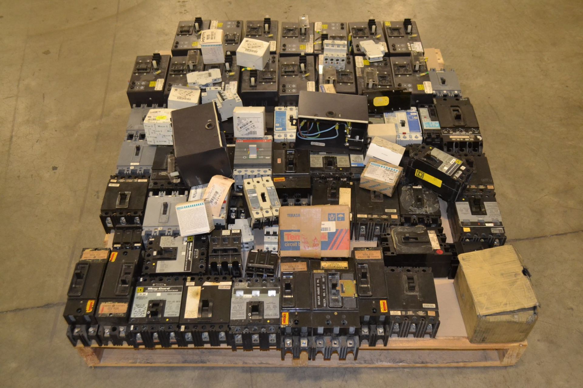 1 PALLET OF ASSORTED CIRCUIT BREAKERS, VARIOUS AMPERAGES, SQUARE D, ABB, WESTINGHOUSE - Image 2 of 8