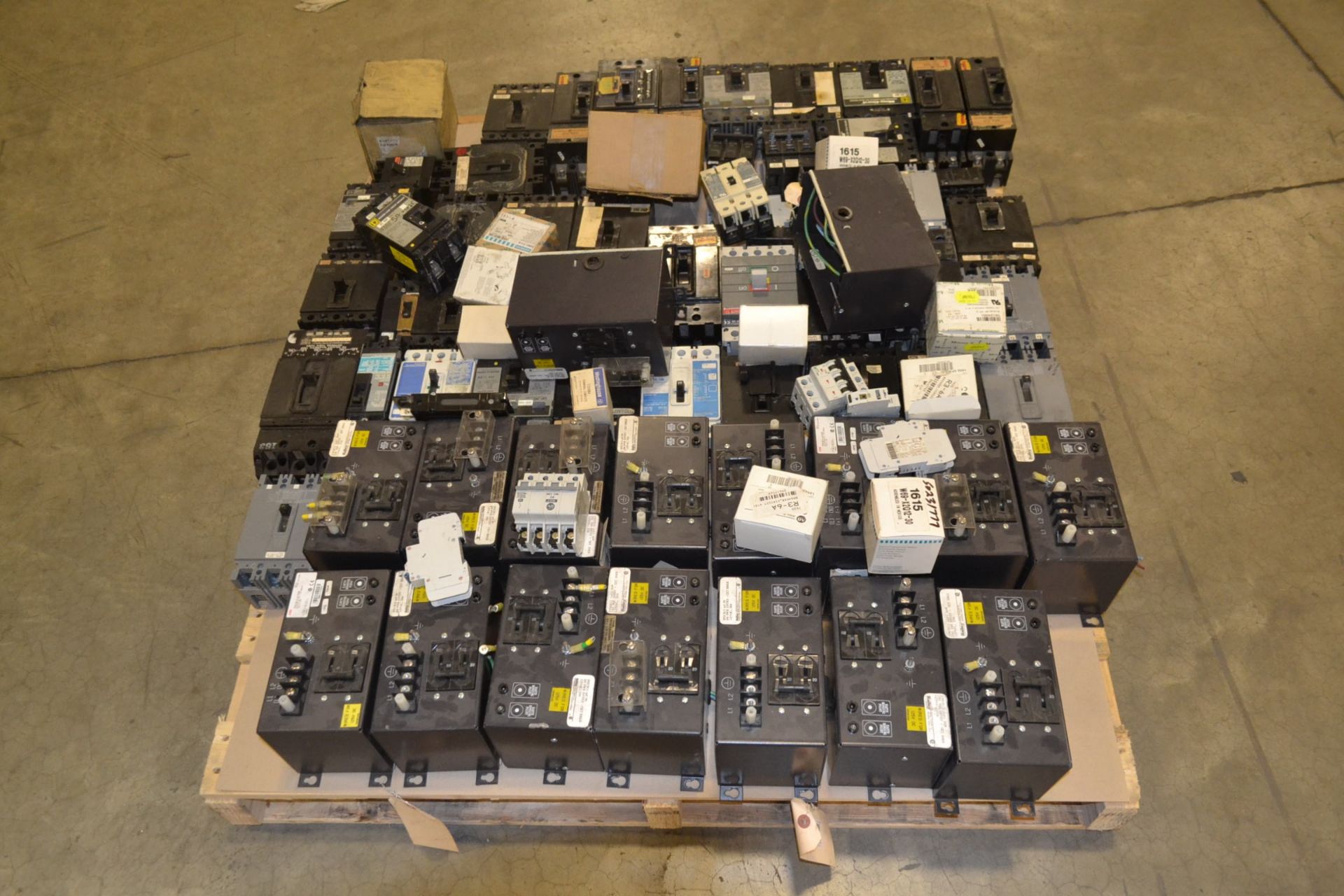 1 PALLET OF ASSORTED CIRCUIT BREAKERS, VARIOUS AMPERAGES, SQUARE D, ABB, WESTINGHOUSE - Image 5 of 8