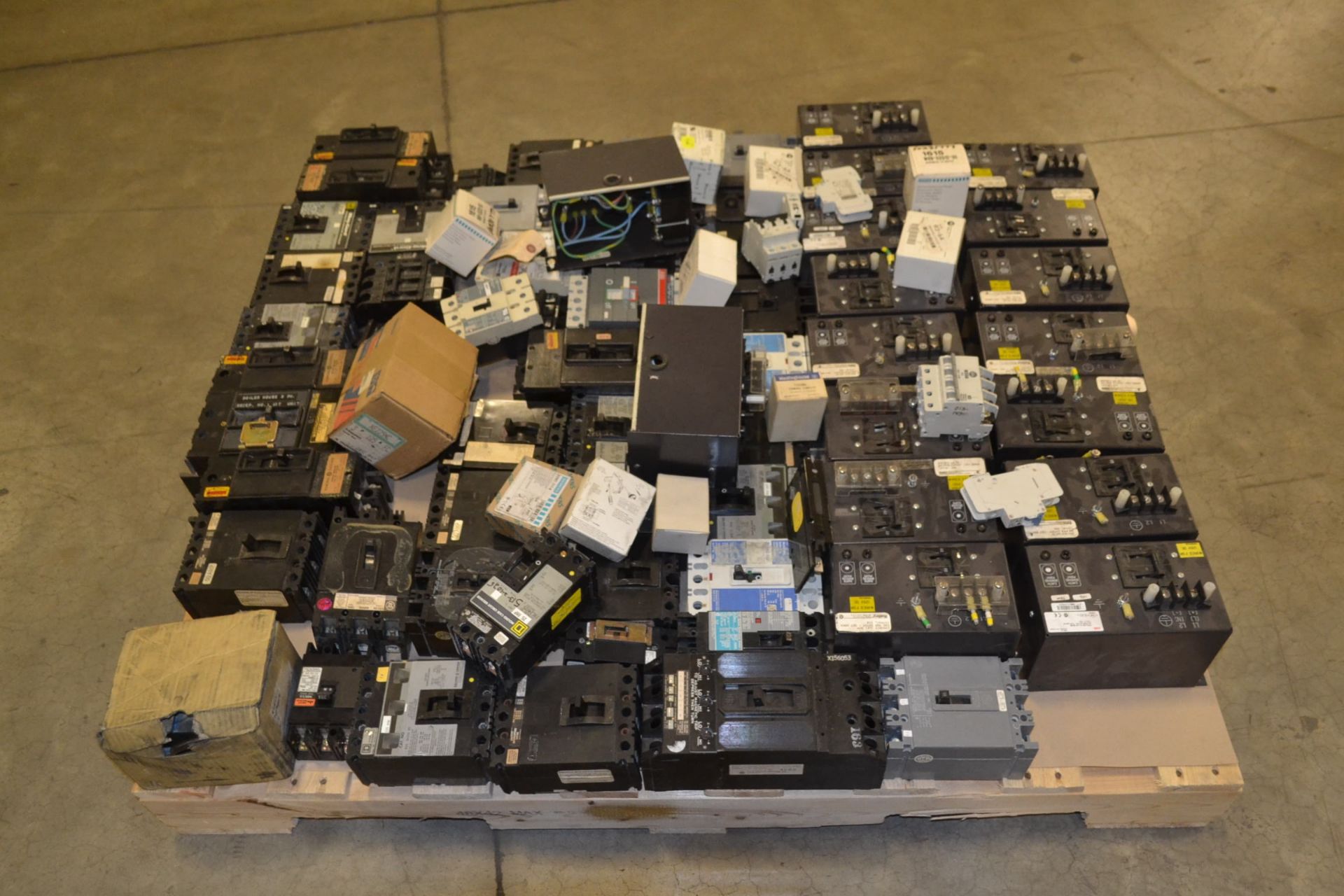 1 PALLET OF ASSORTED CIRCUIT BREAKERS, VARIOUS AMPERAGES, SQUARE D, ABB, WESTINGHOUSE - Image 7 of 8