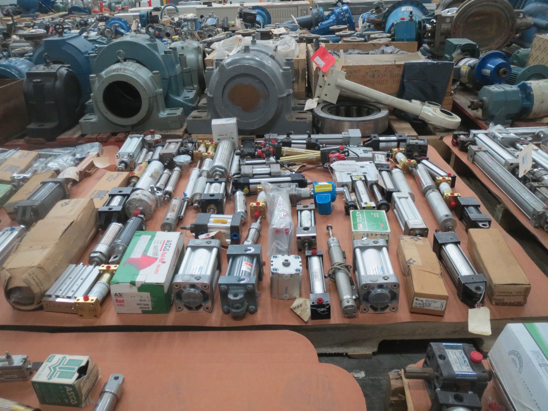 3 PALLETS OF ASSORTED PNEUMATIC CYLINDERS PNEUMATIC VALVES, SMC MAC ASCO BIMBA - Image 4 of 4