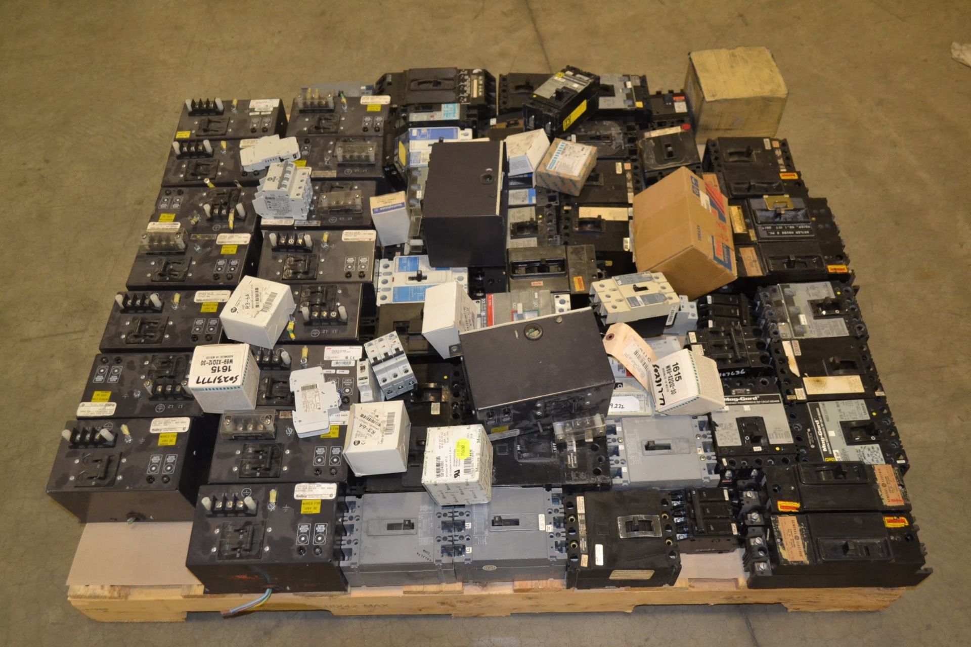 1 PALLET OF ASSORTED CIRCUIT BREAKERS, VARIOUS AMPERAGES, SQUARE D, ABB, WESTINGHOUSE - Image 3 of 8