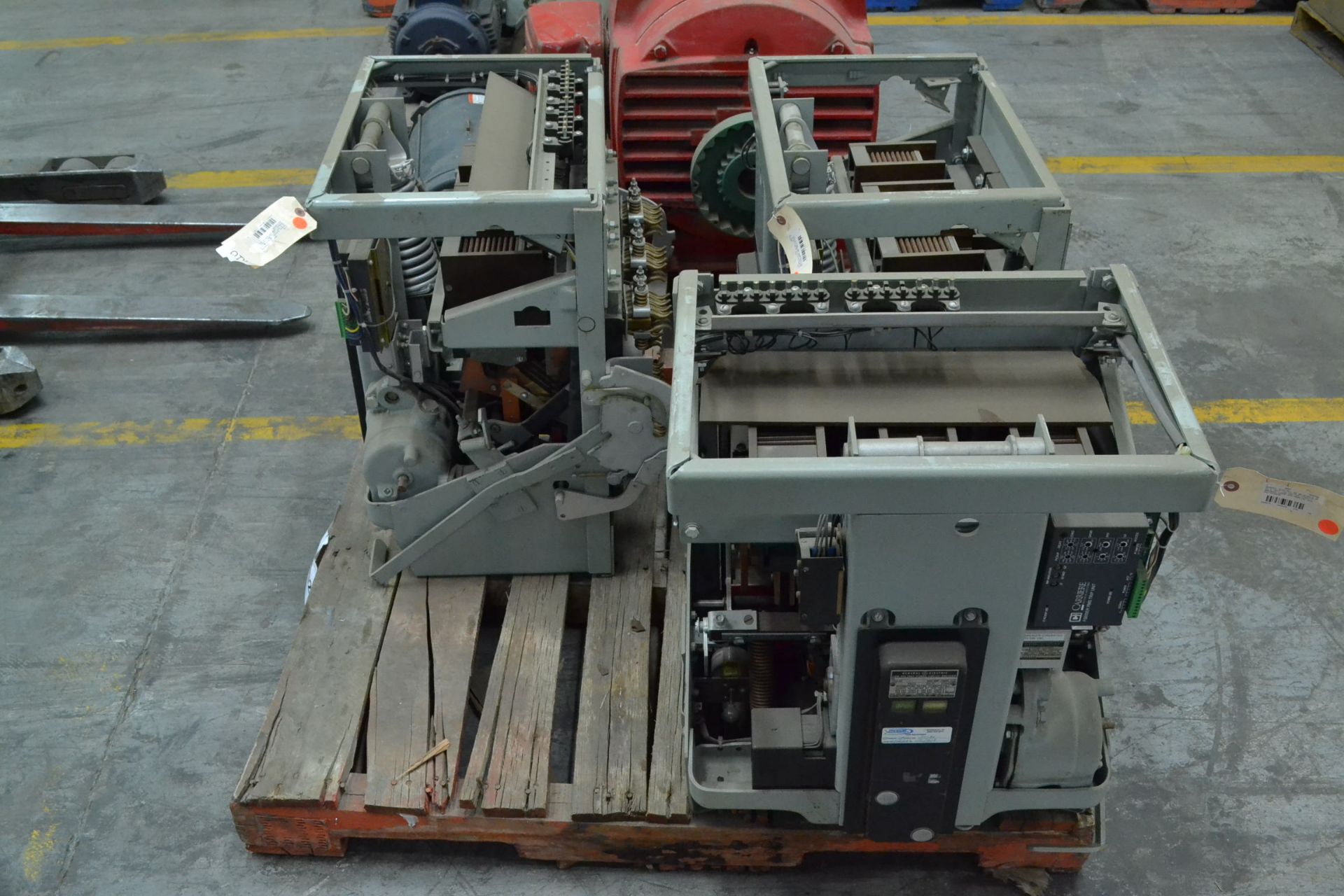 1 PALLET OF ASSORTED GENERAL ELECTRIC AK EC-2 SWITCHGEAR BREAKERS - Image 2 of 4