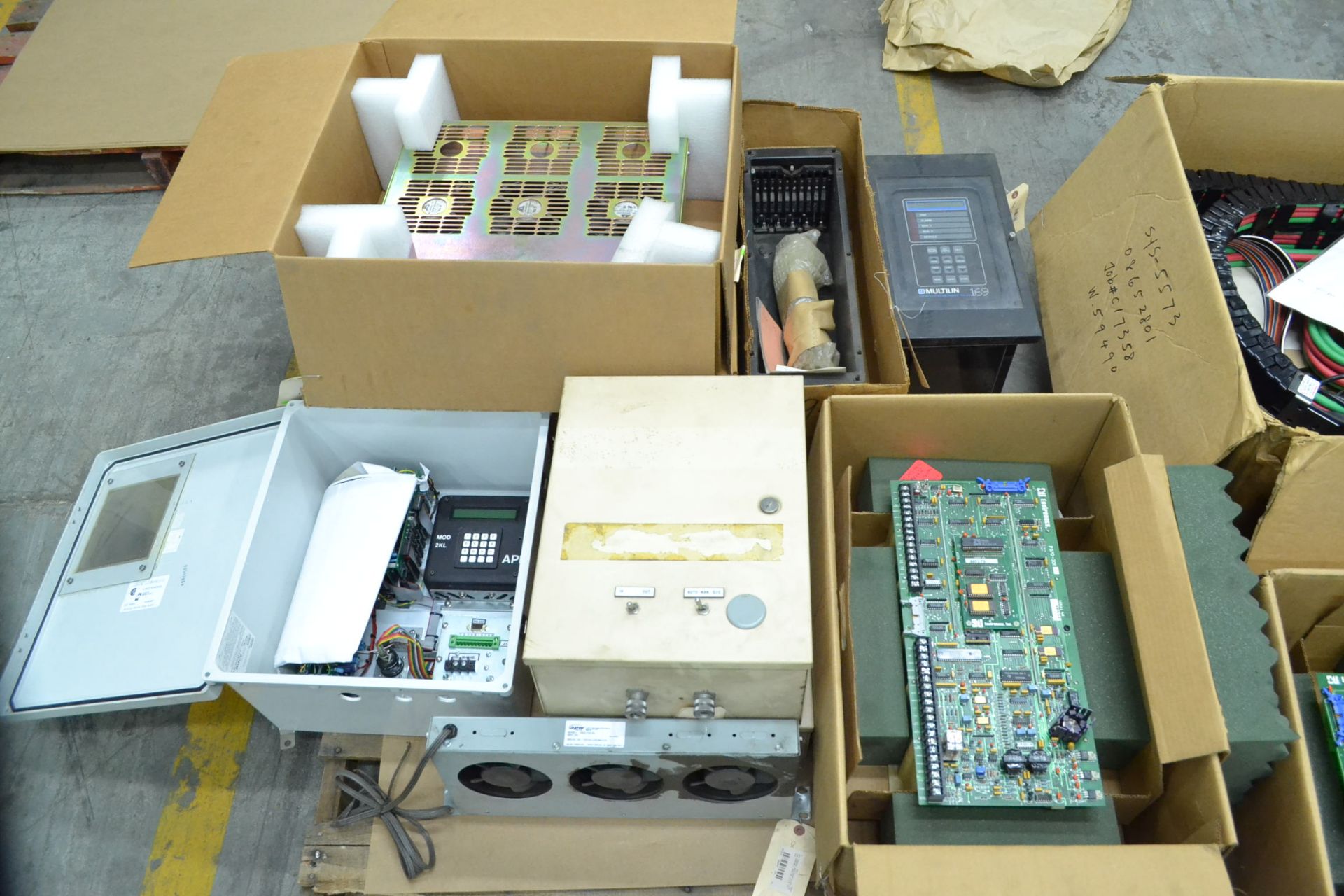 3 PALLETS OF ASSORTED ELECTRICAL CONTROLS UNITS, CONTROLLERS, PCB MODULES, RELAYS, CABLE - Image 2 of 5