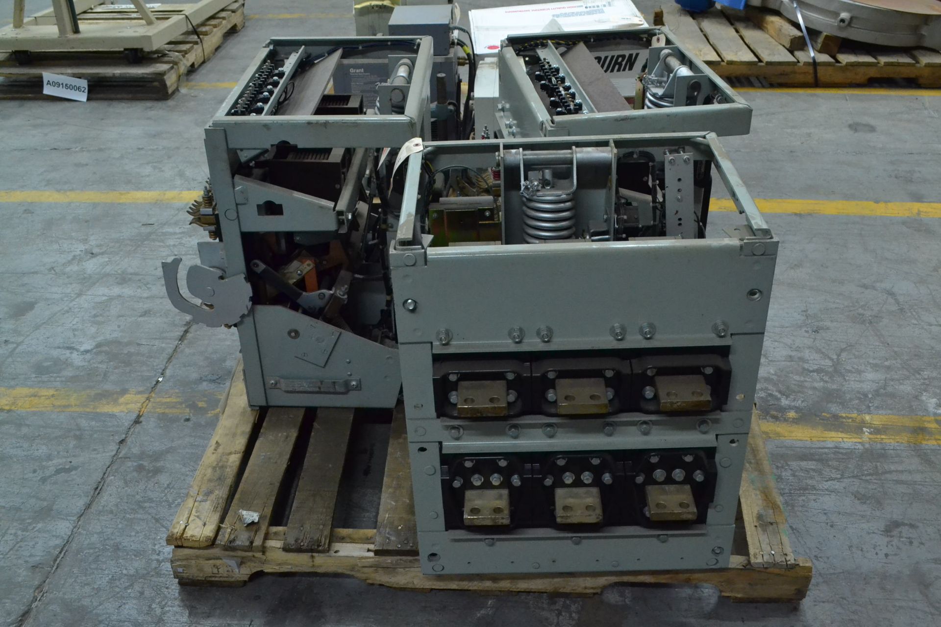 1 PALLET OF 3 GENERAL ELECTRIC GE AK-1-50-9 3P EC-2 TRIP LOW VOLTAGE CIRCUIT BREAKER SWITCHGEAR - Image 2 of 3