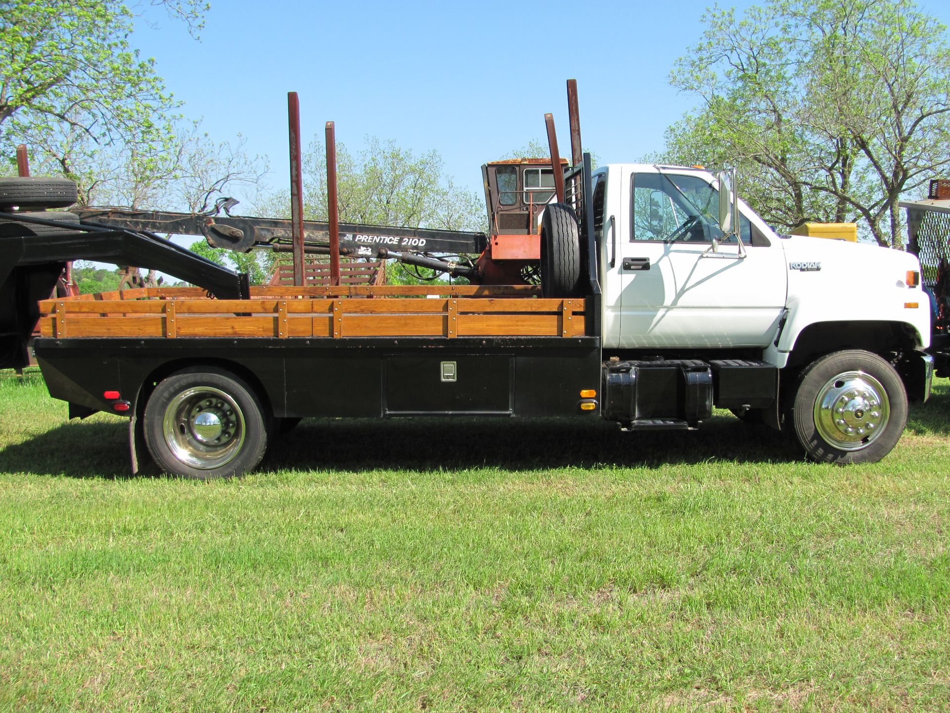 Lot 324 1992 Chev Topkick 2 1/2 ton Truck & Trailer - Image 29 of 38