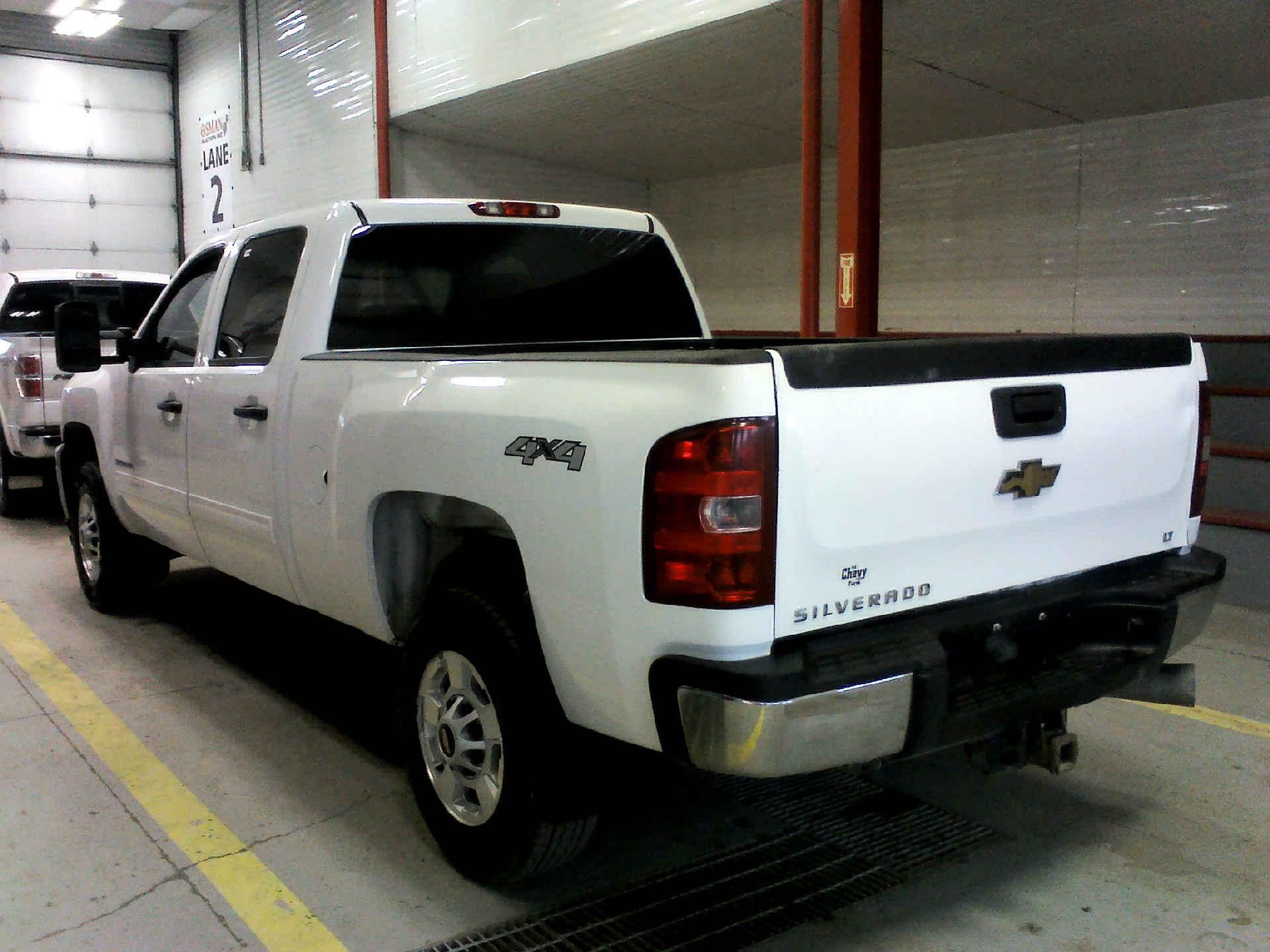 2011 CHEVROLET SILVERADO 2500HD LT CREW CAB 4WD 6.6L V8 OHV 32V TURBO DIESEL AUTOMATIC SN: - Image 2 of 9