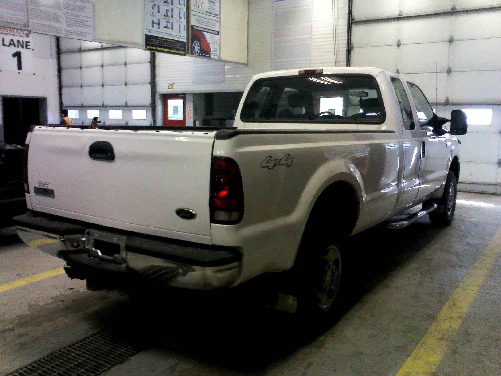 2005 FORD F-350 SD XLT SUPERCAB 4WD 6.0L V8 OHV 32V TURBO DIESEL AUTOMATIC SN:1FTWX31PX5ED04160 - Image 4 of 9